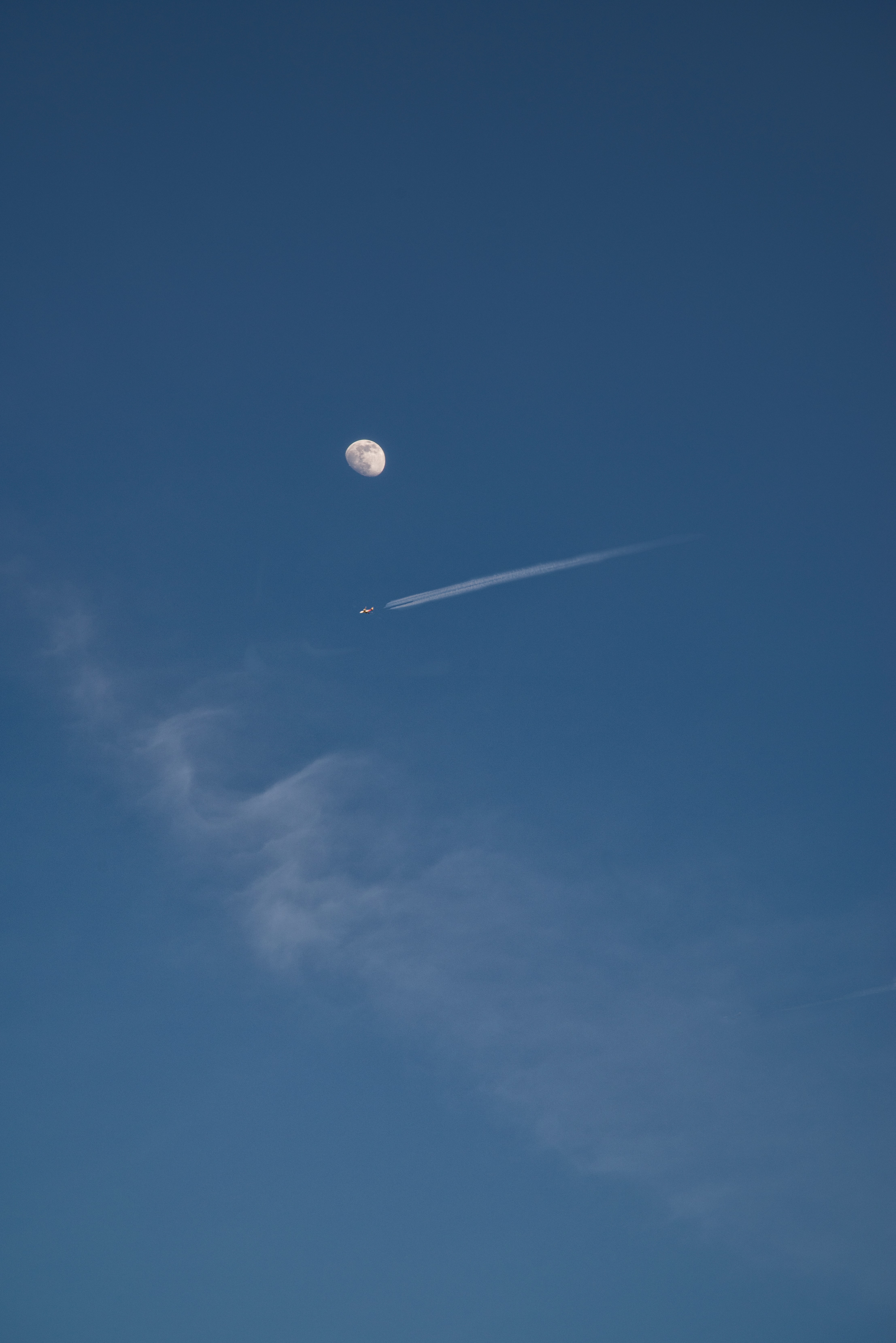 Скачать обои бесплатно Облака, Природа, Небо, Полнолуние, Самолет, Луна картинка на рабочий стол ПК