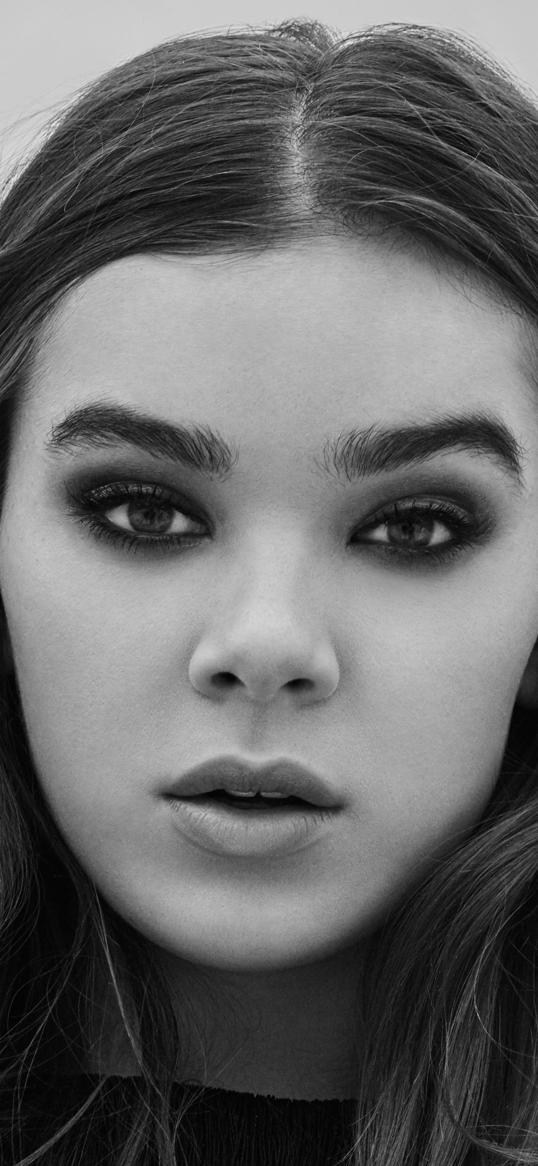 Download mobile wallpaper Close Up, Monochrome, Singer, Face, Celebrity, Black & White, Actress, Hailee Steinfeld for free.