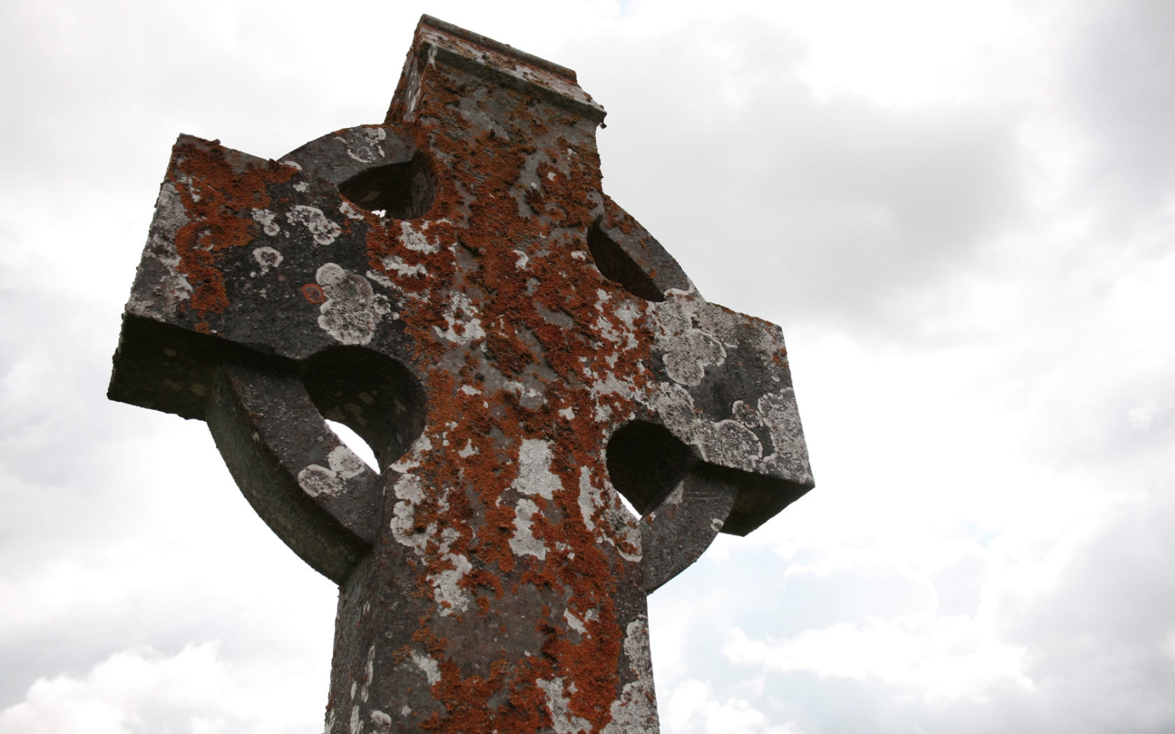 Скачать картинку Ирландия, Крест, Религиозные, Клонмакнойз, Монастырь Клонмакнойс в телефон бесплатно.
