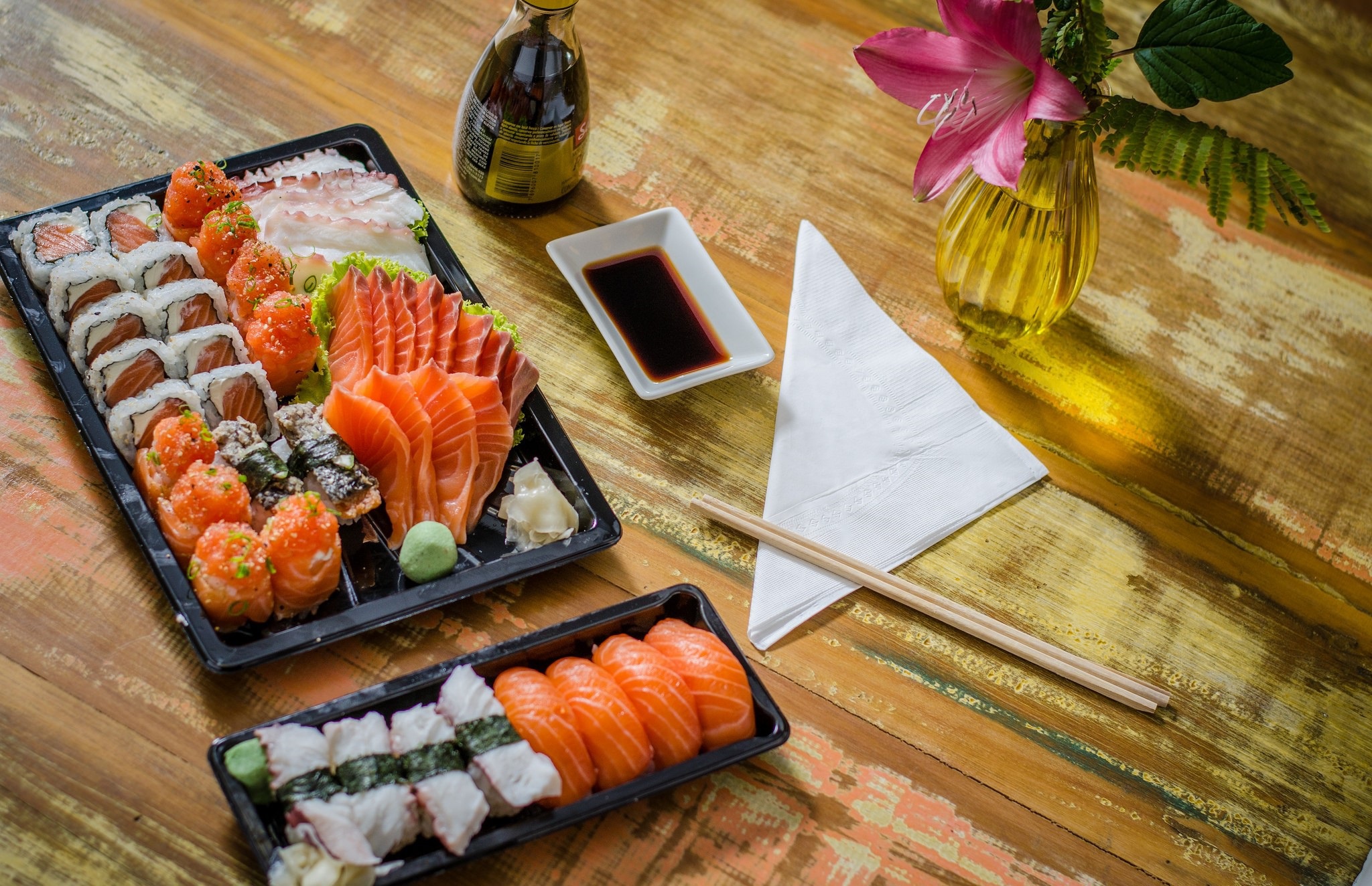 Handy-Wallpaper Sushi, Fisch, Meeresfrüchte, Nahrungsmittel, Stillleben, Essstäbchen kostenlos herunterladen.