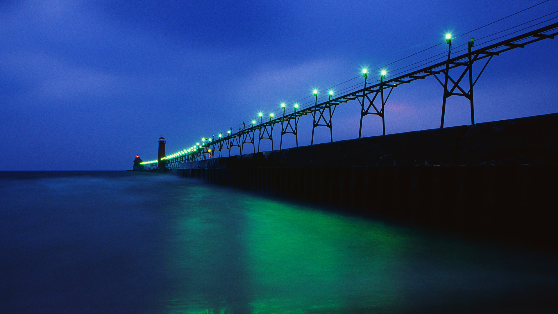 Handy-Wallpaper Licht, Seebrücke, Ozean, Leuchtturm, Szene, Nacht, Meer, Menschengemacht kostenlos herunterladen.