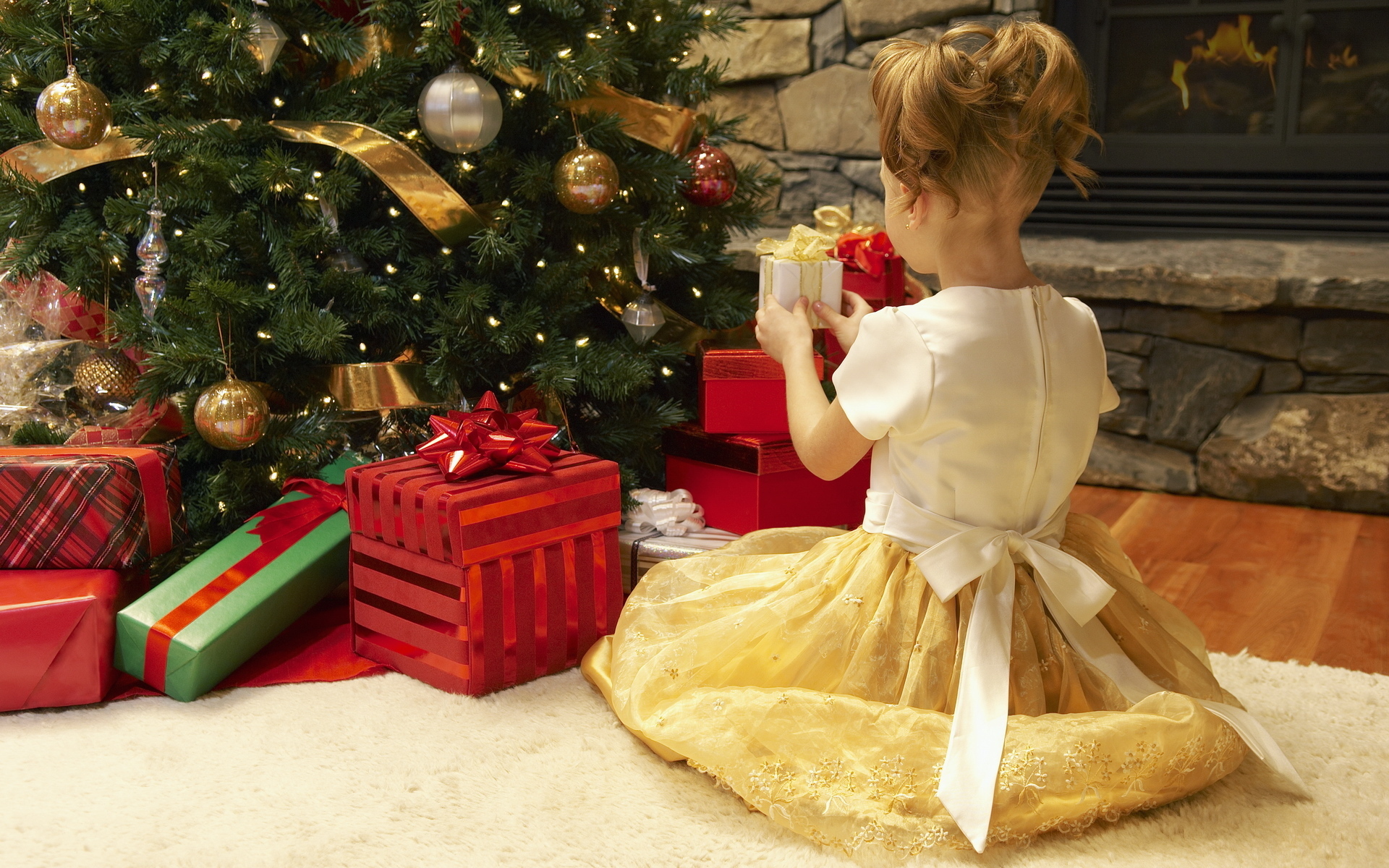 Téléchargez des papiers peints mobile Cadeau, Enfant, Décorations De Noël, Noël, Vacances gratuitement.