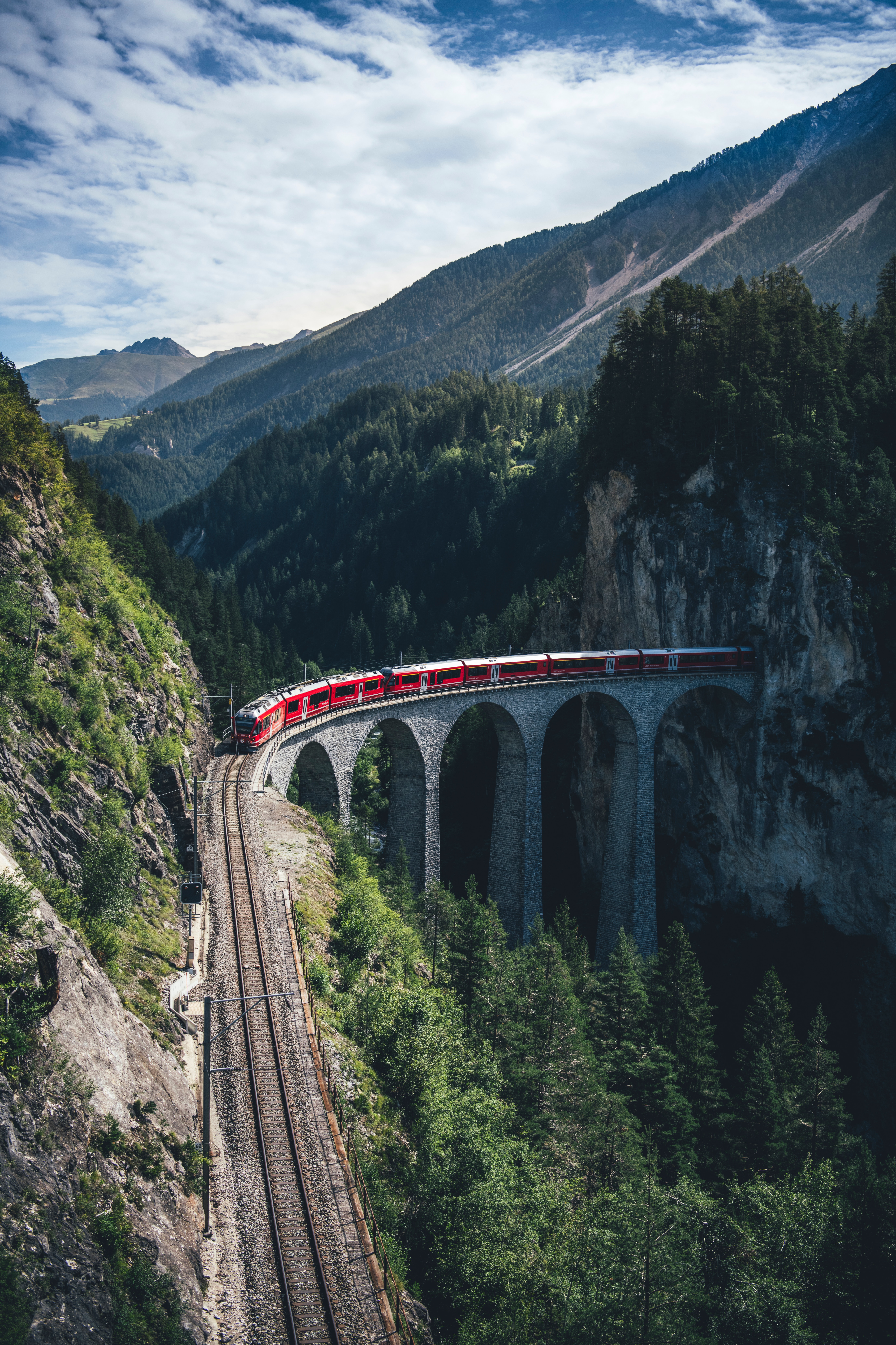 130019 скачать обои железная дорога, вид сверху, поезд, мост, природа, горы - заставки и картинки бесплатно