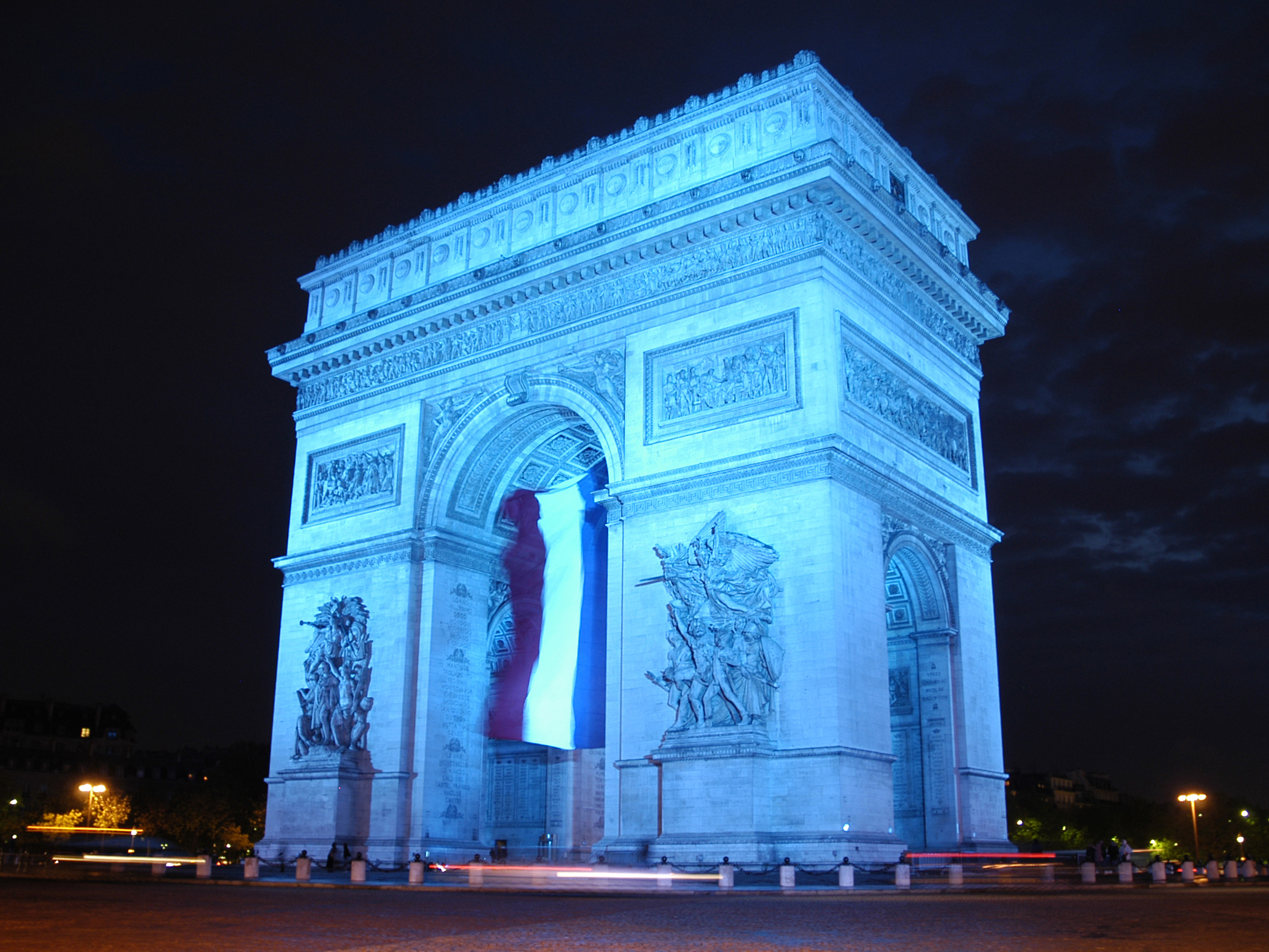376855 скачать обои сделано человеком, триумфальная арка, синий, флаг франции, франция, памятник, ночь, париж, памятники - заставки и картинки бесплатно