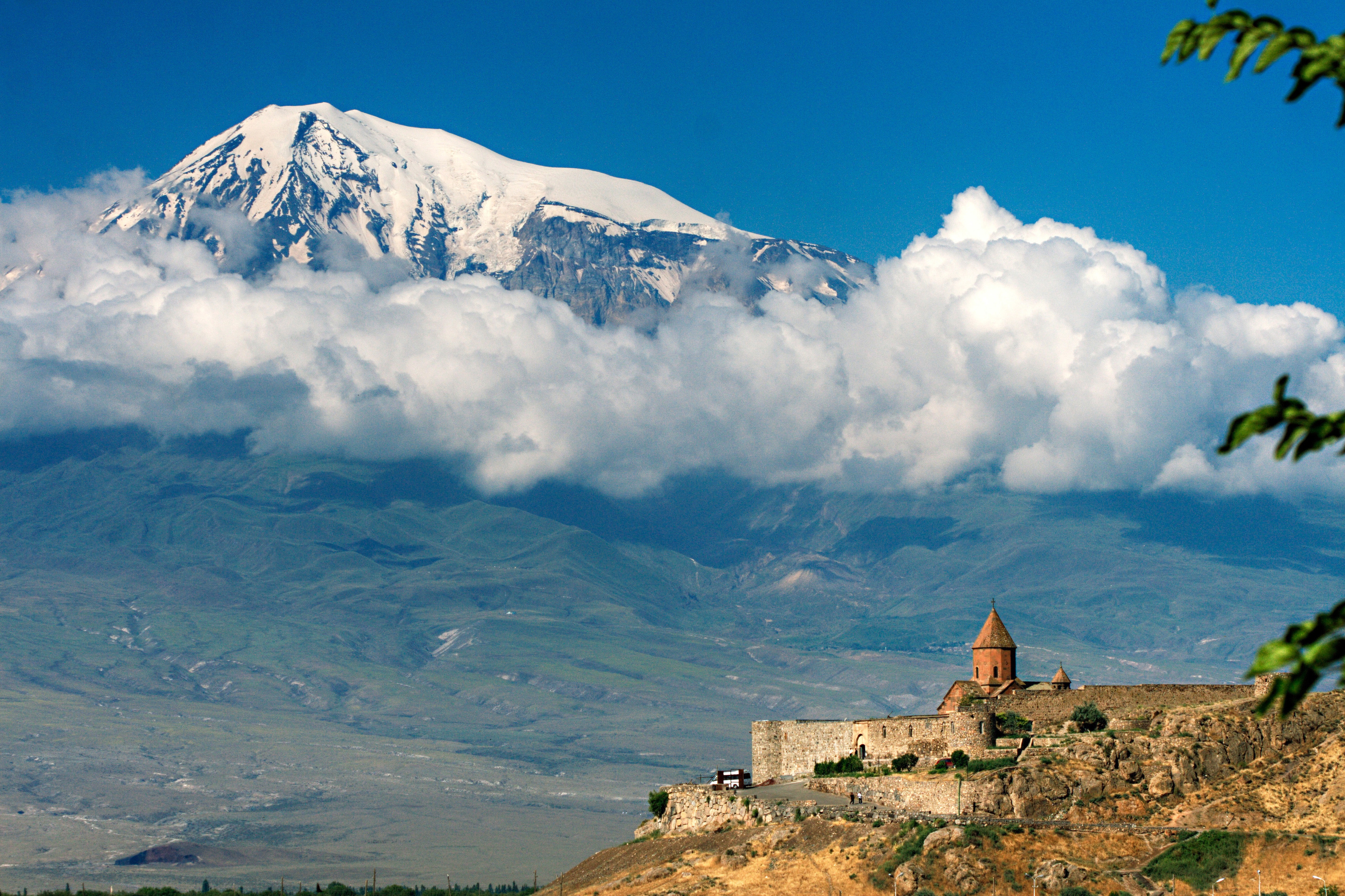104520 baixar papel de parede natureza, arquitetura, nuvens, montanha, estrutura, altura, armênia, ararat - protetores de tela e imagens gratuitamente