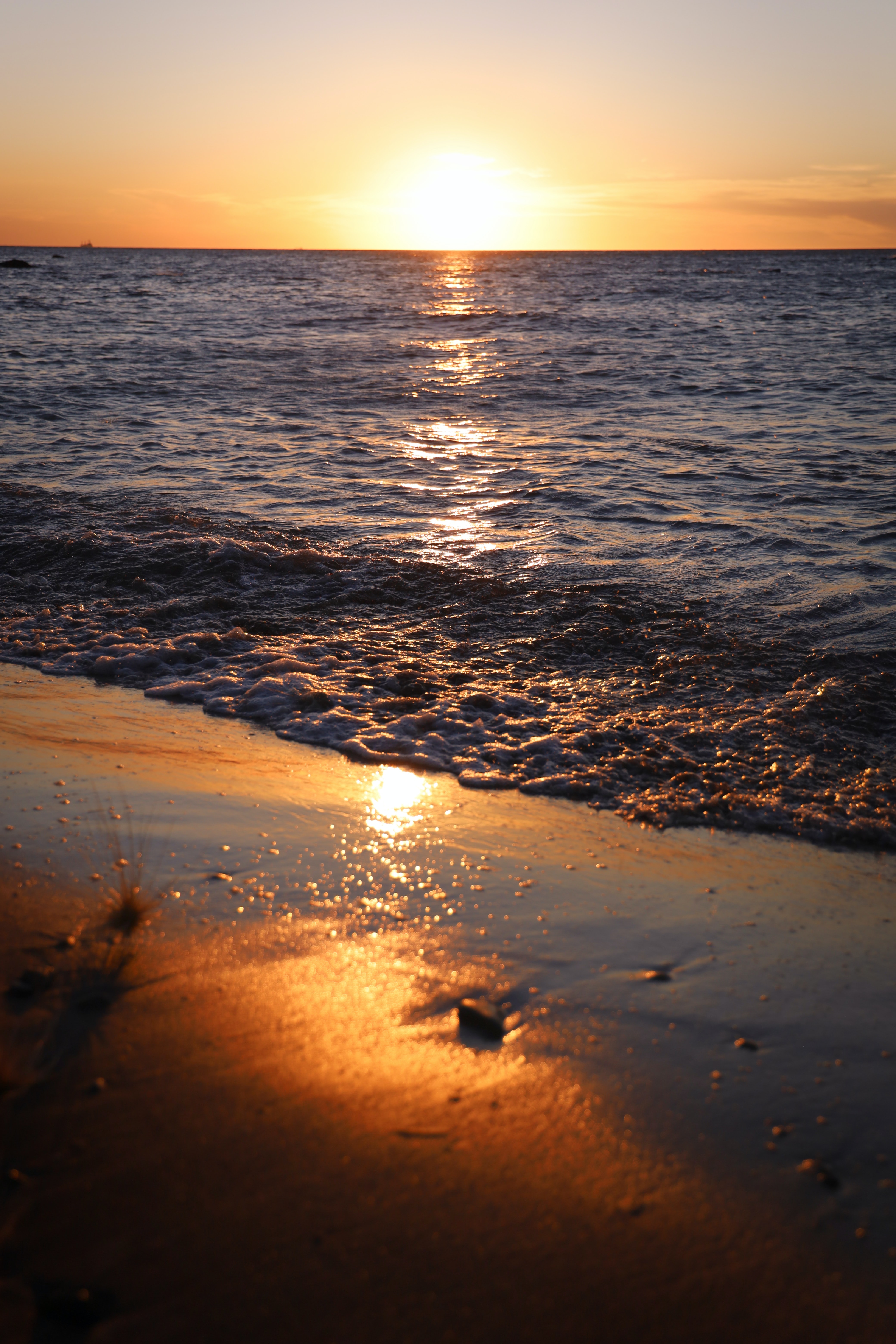 Free download wallpaper Nature, Sunset, Water, Sun, Horizon, Sea, Glare on your PC desktop