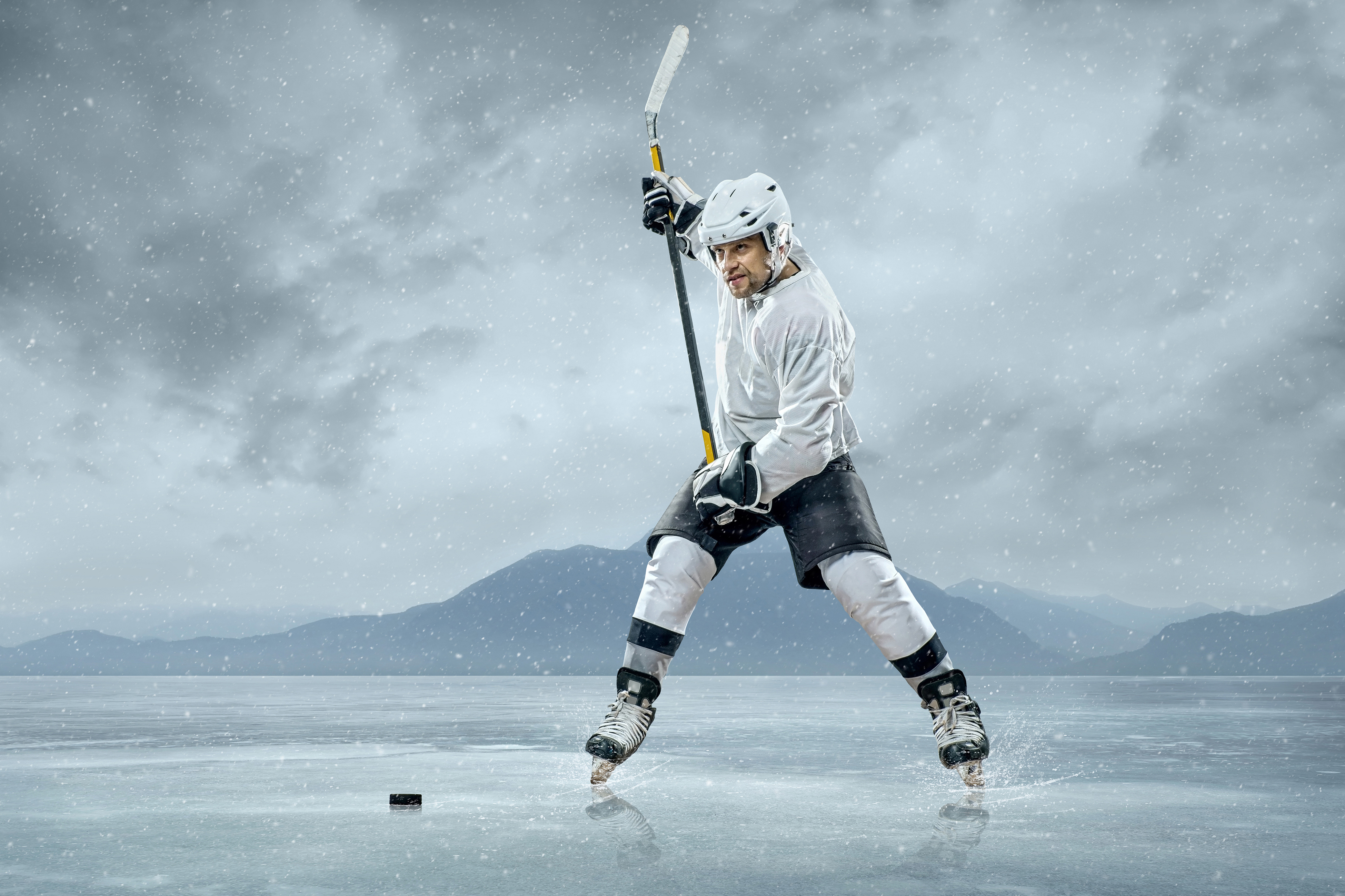 Скачать картинку Хоккей, Озеро, Снегопад, Лёд, Виды Спорта в телефон бесплатно.