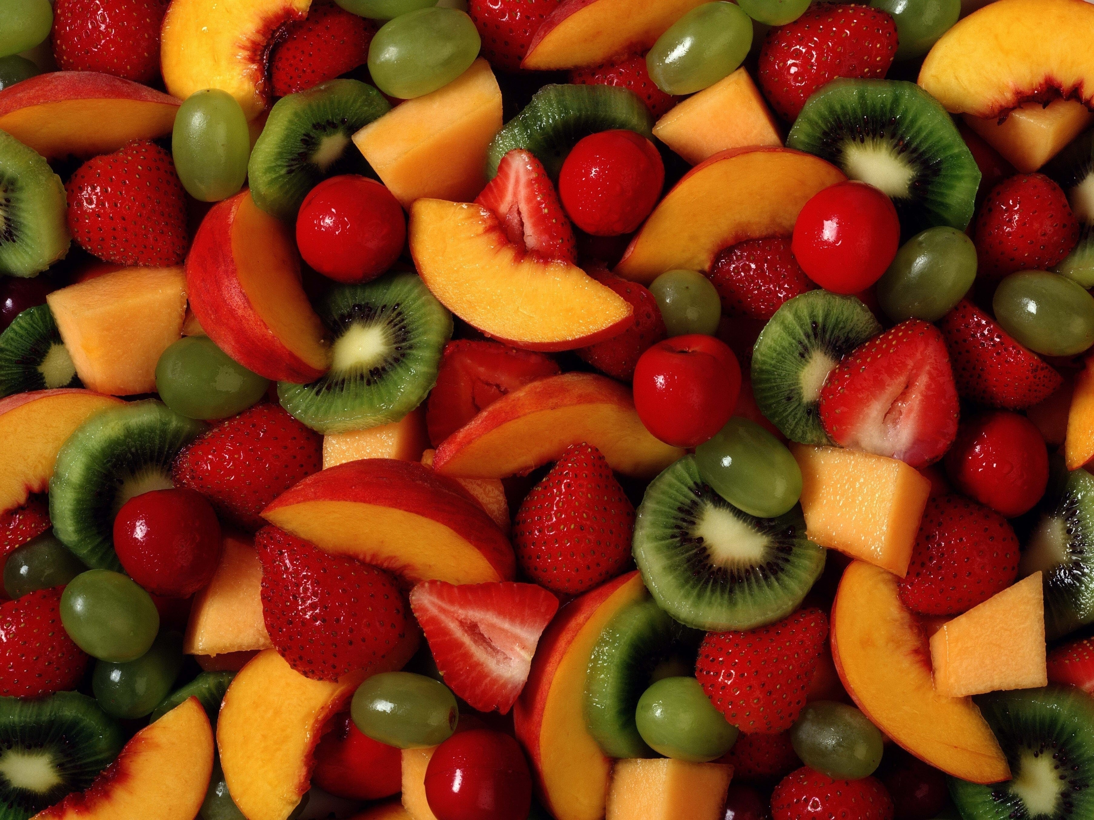 55303 скачать картинку ягоды, фрукты, еда, виноград, киви, клубника - обои и заставки бесплатно