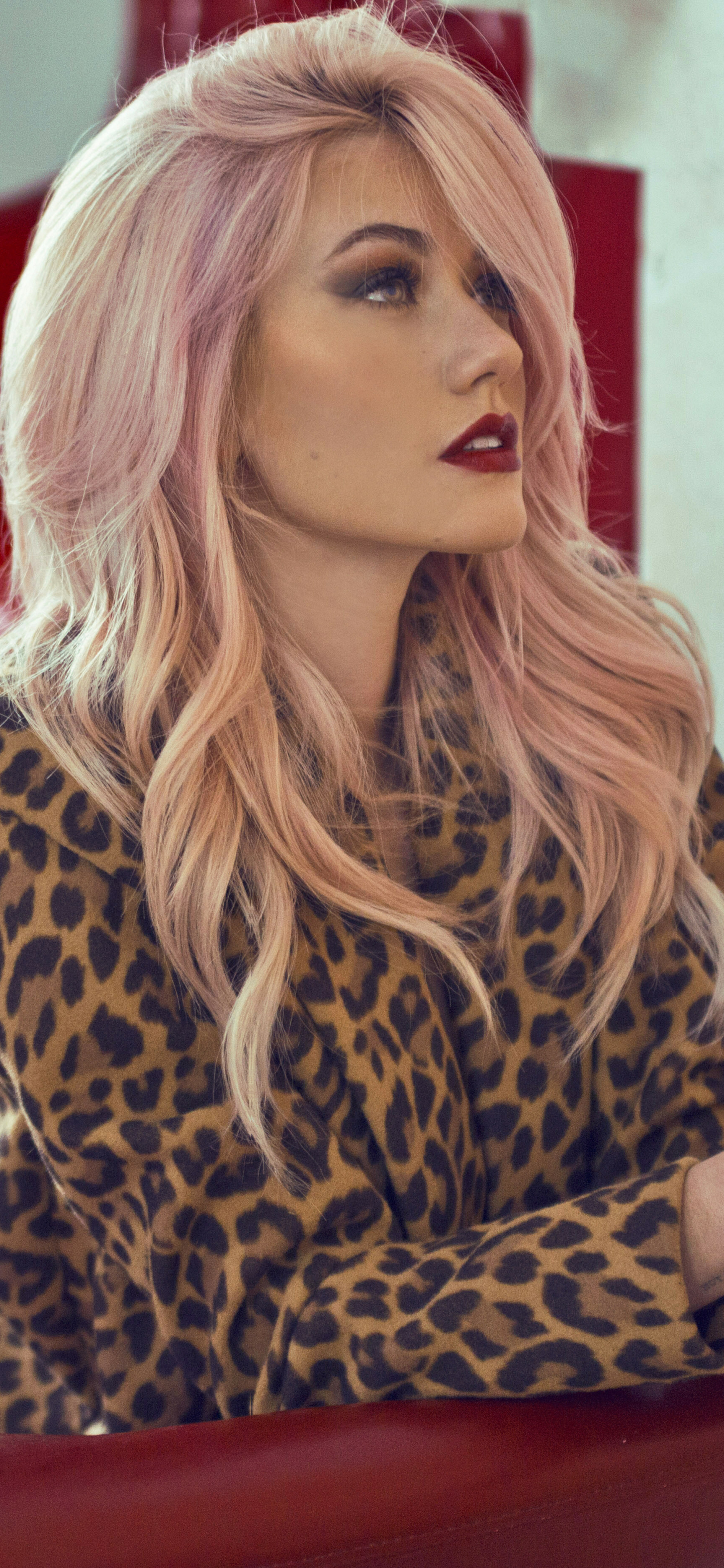 Download mobile wallpaper American, Pink Hair, Celebrity, Actress, Lipstick, Katherine Mcnamara for free.