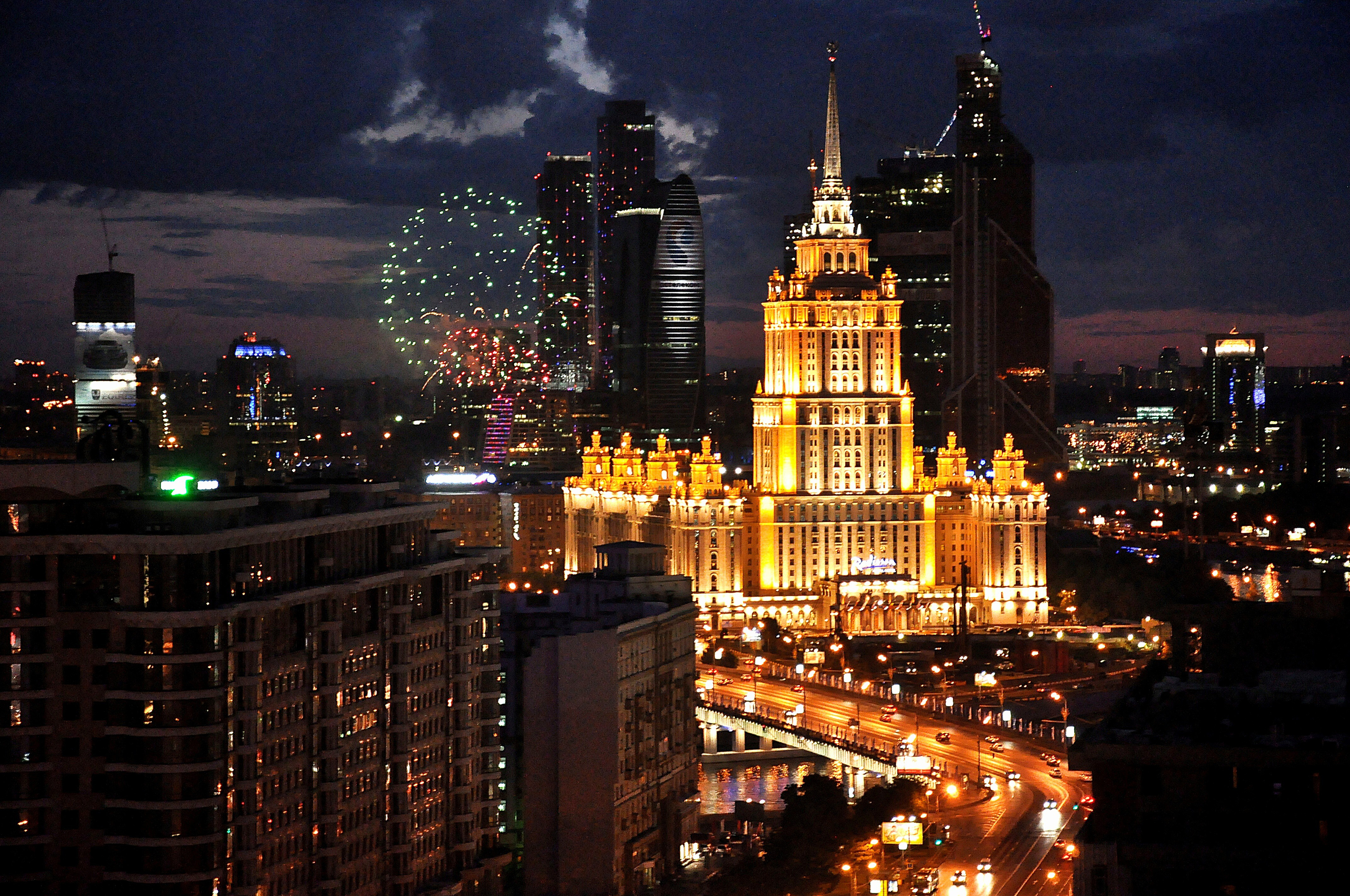 Laden Sie das Städte, Moskau, Wolkenkratzer, Gebäude, Licht, Russland, Feuerwerk, Nacht, Menschengemacht-Bild kostenlos auf Ihren PC-Desktop herunter