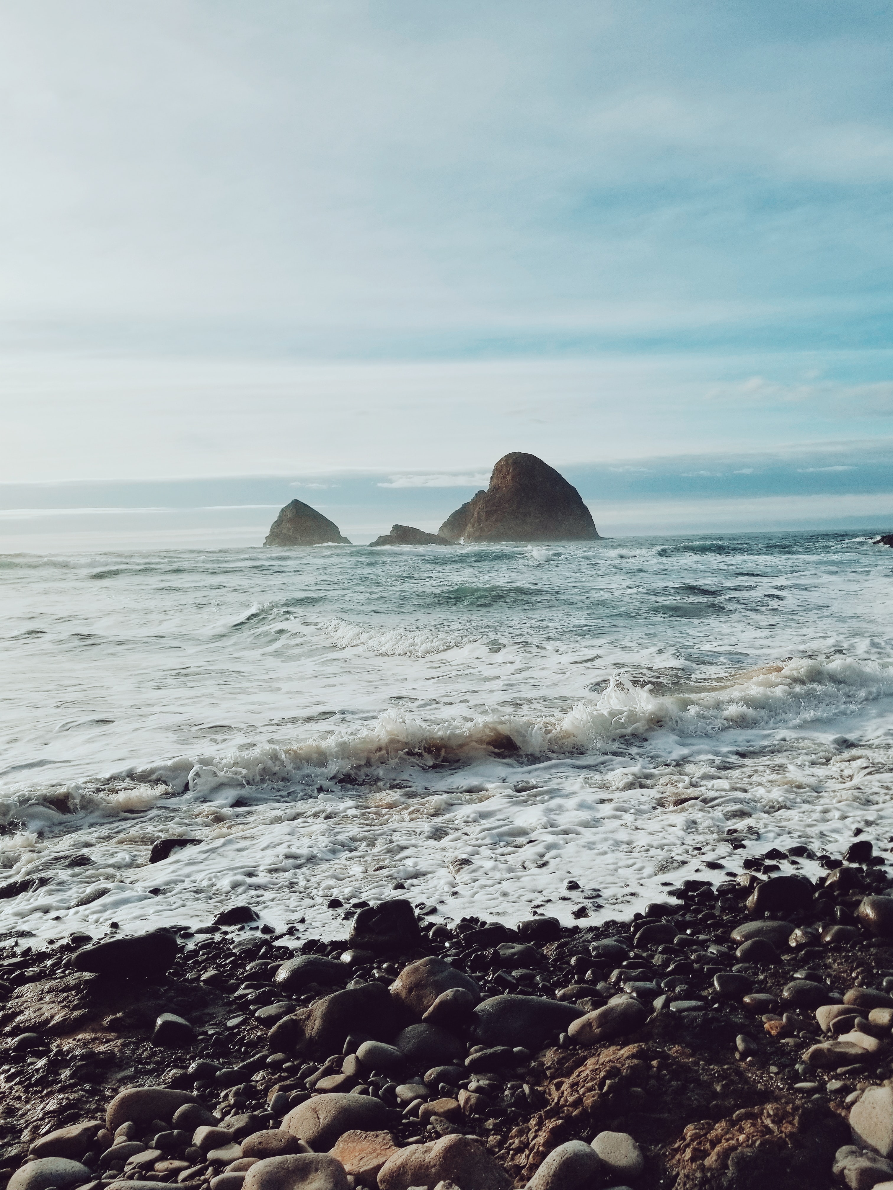 Скачать картинку Скалы, Волны, Шторм, Природа, Пляж в телефон бесплатно.