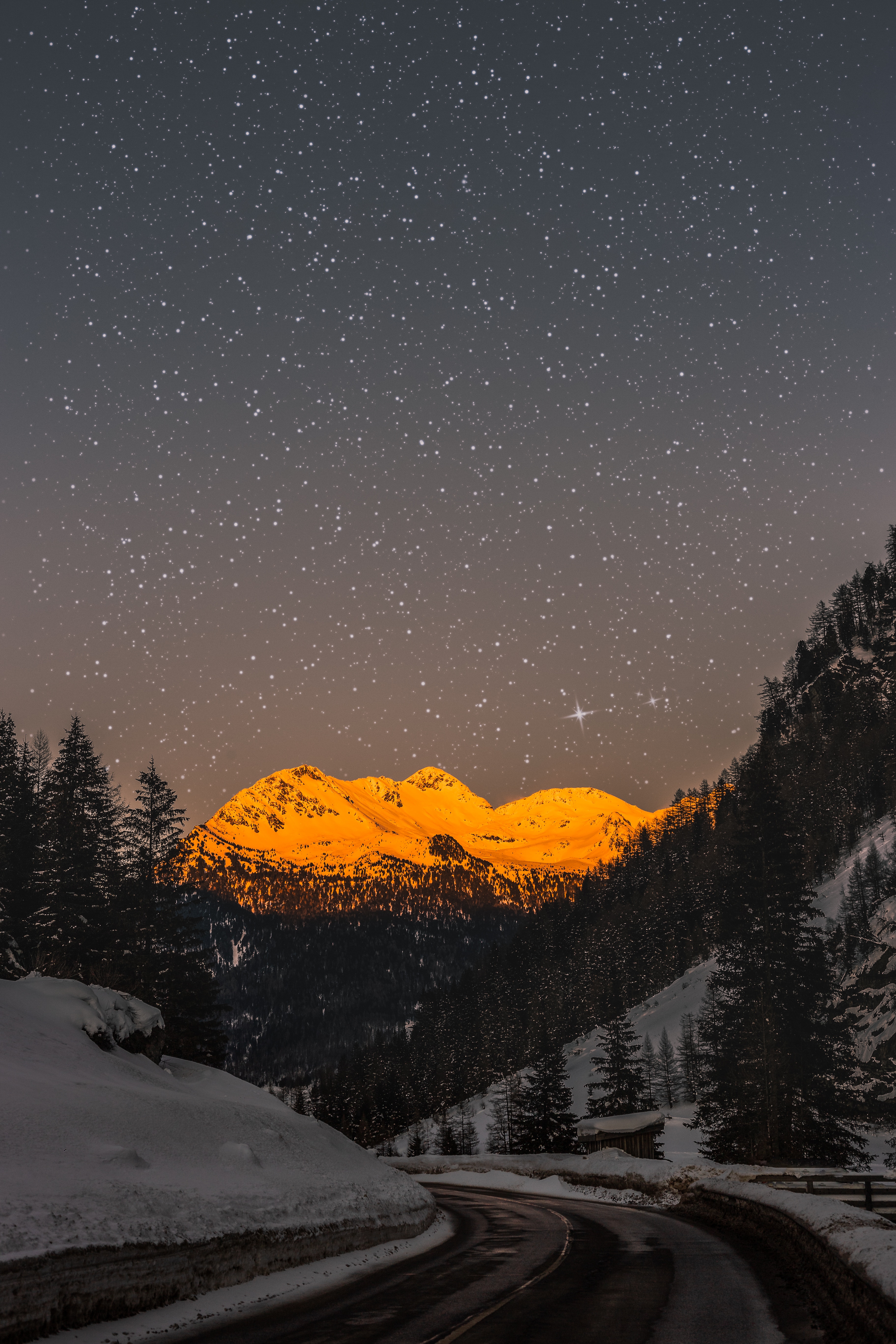 Скачать картинку Снег, Вершины, Природа, Горы, Зима, Звездное Небо в телефон бесплатно.