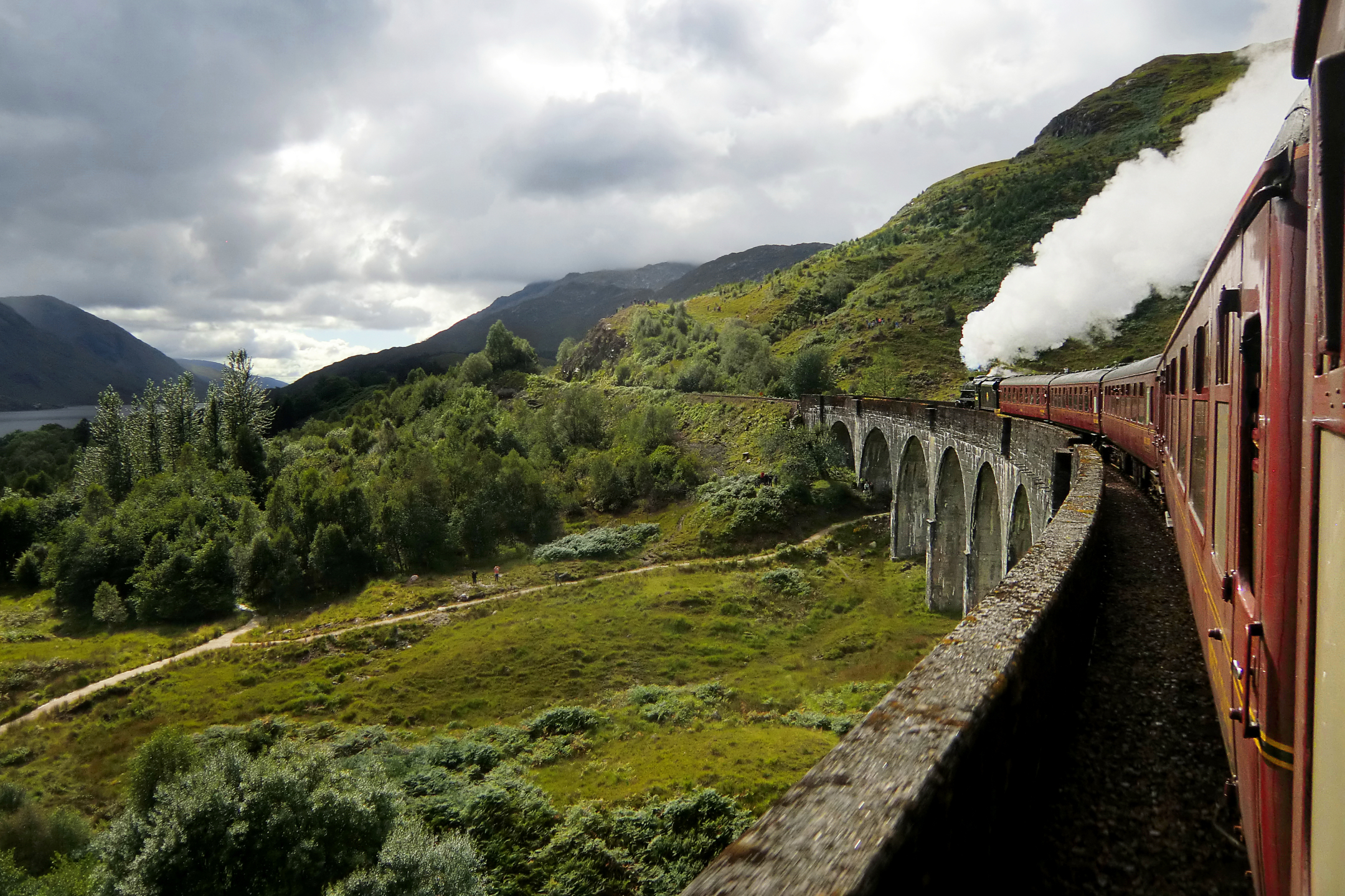 Скачати мобільні шпалери Пейзаж, Шотландія, Поїзд, Фотографія безкоштовно.