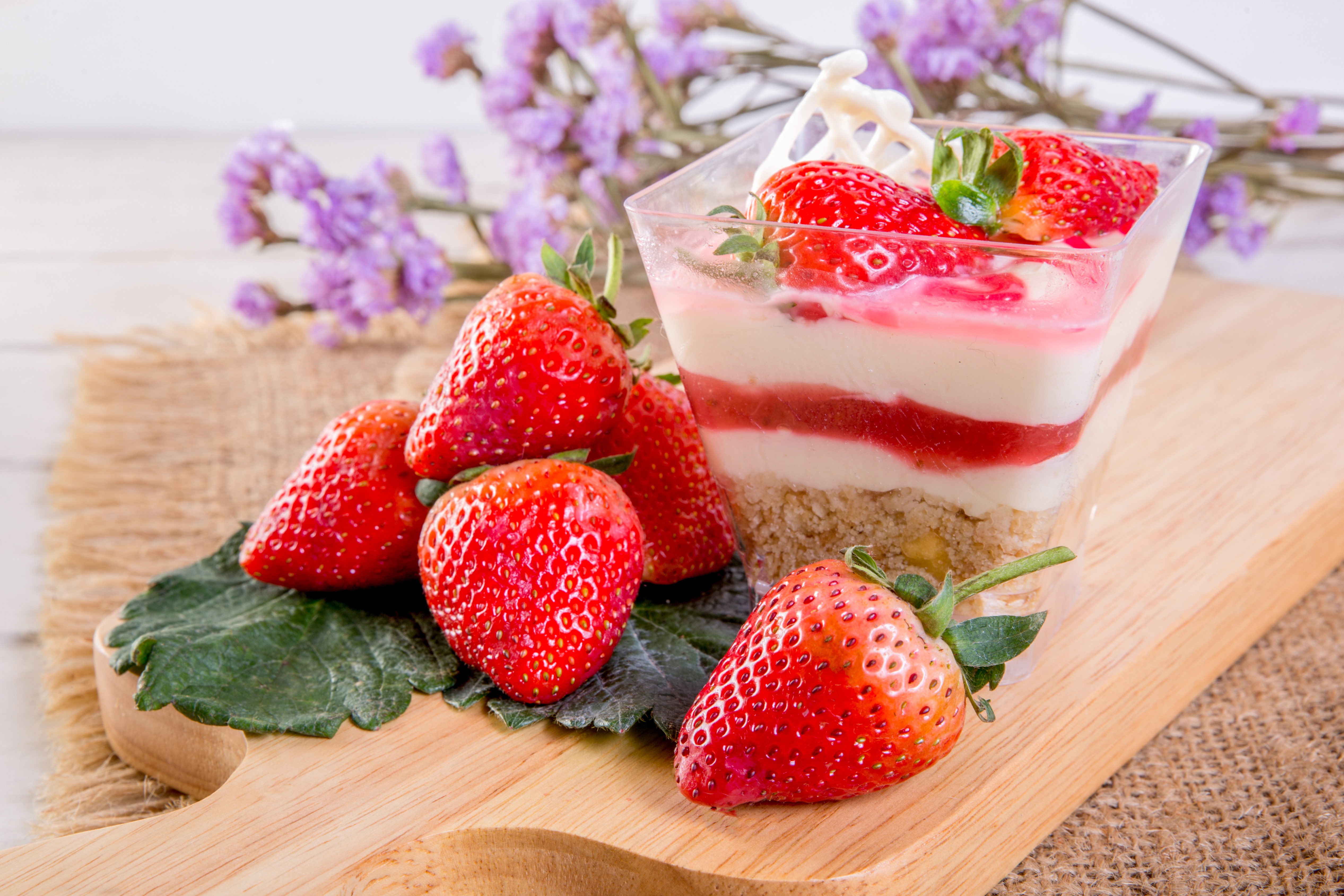 Handy-Wallpaper Erdbeere, Dessert, Frucht, Nahrungsmittel, Stillleben kostenlos herunterladen.