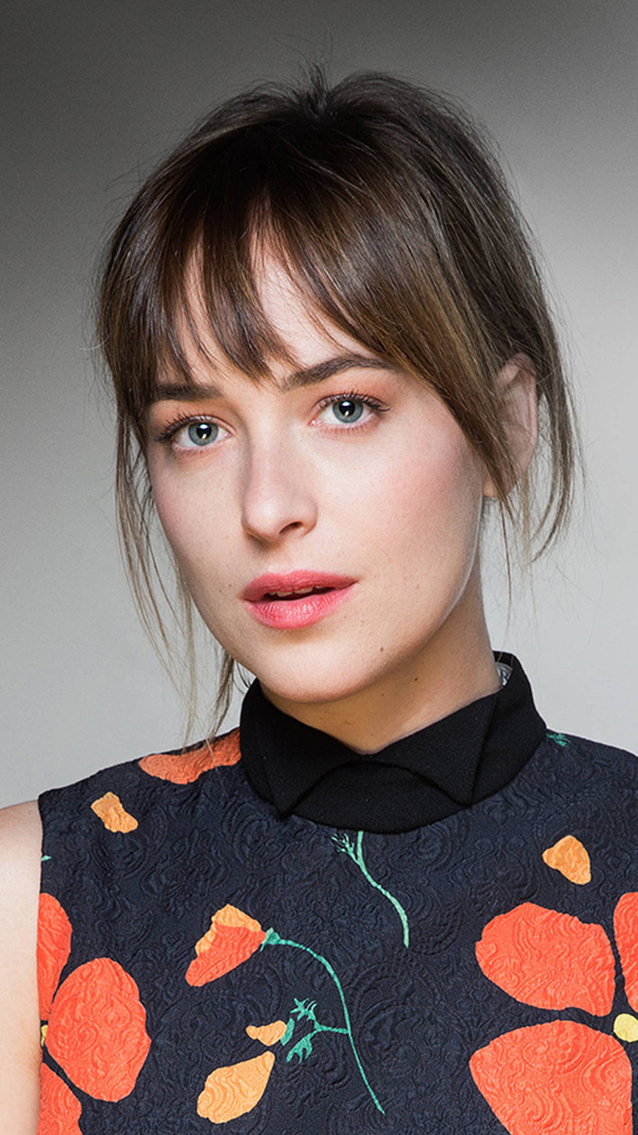 Handy-Wallpaper Brünette, Blaue Augen, Berühmtheiten, Darstellerin, Dakota Johnson kostenlos herunterladen.