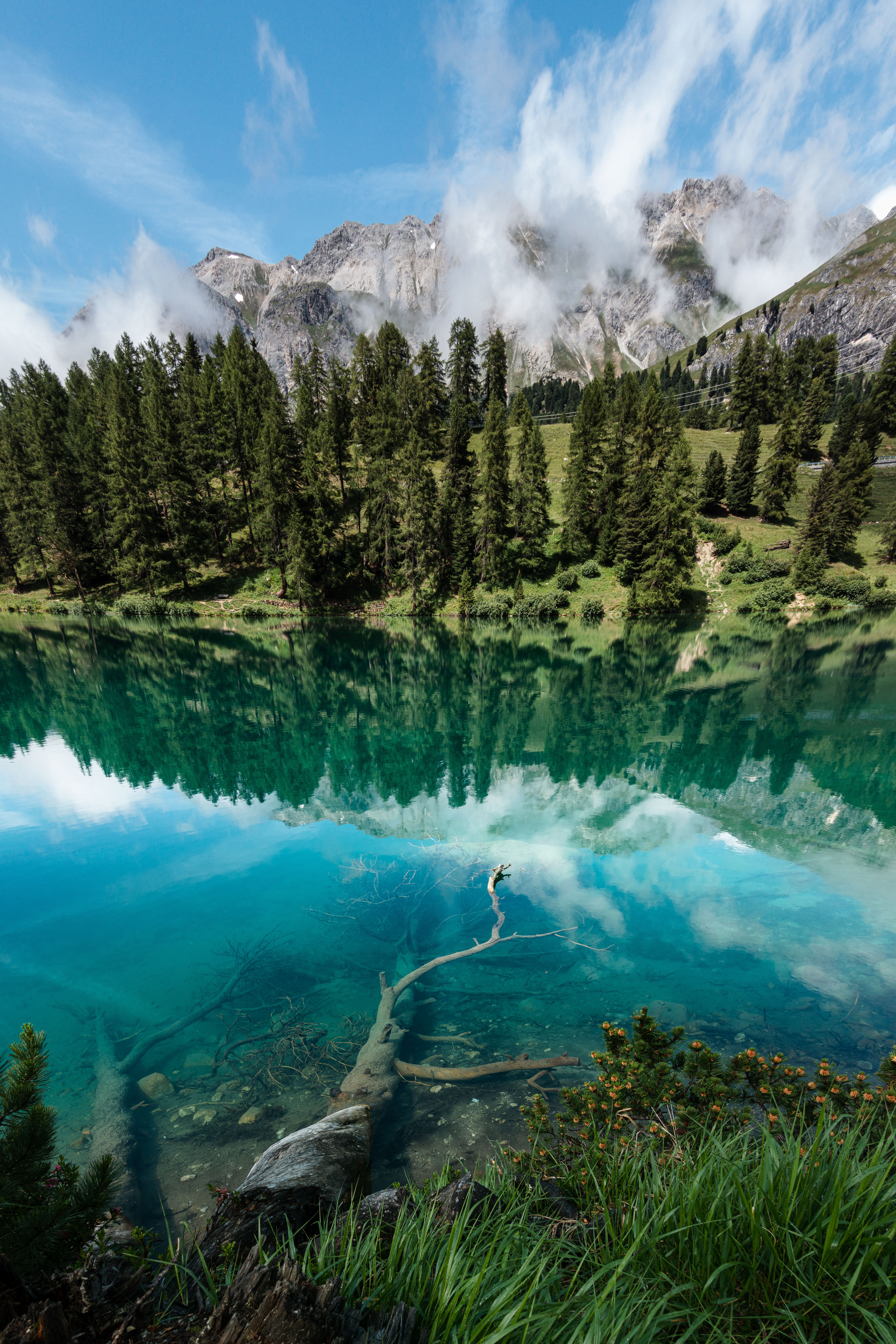 Laden Sie das Natur, Reflexion, Bank, Bäume, See, Ufer, Mountains-Bild kostenlos auf Ihren PC-Desktop herunter