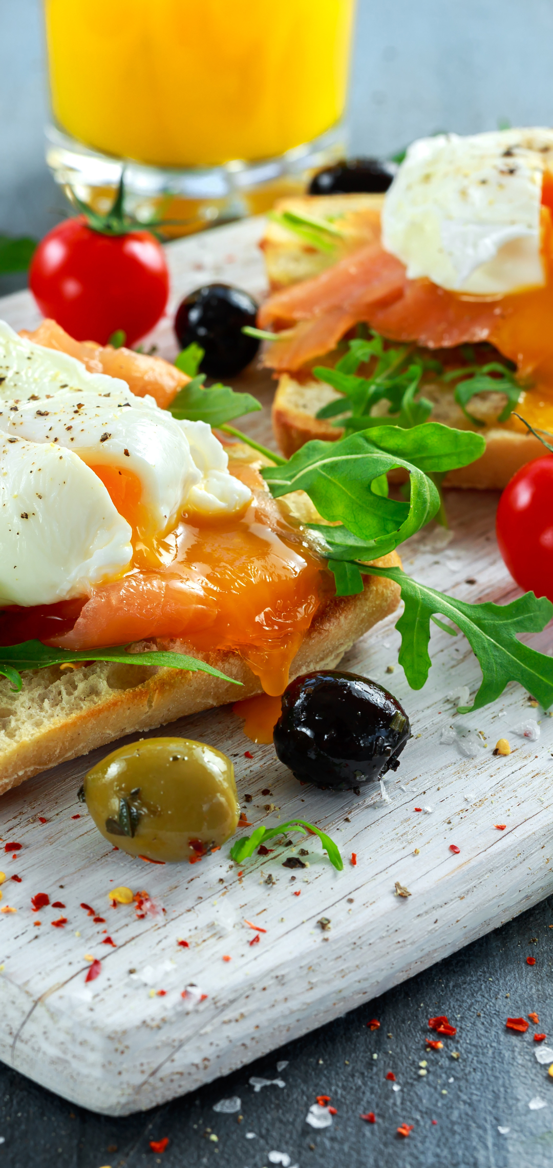 Handy-Wallpaper Ei, Toast, Tomate, Hühnerei, Lachs, Olive, Nahrungsmittel, Stillleben kostenlos herunterladen.