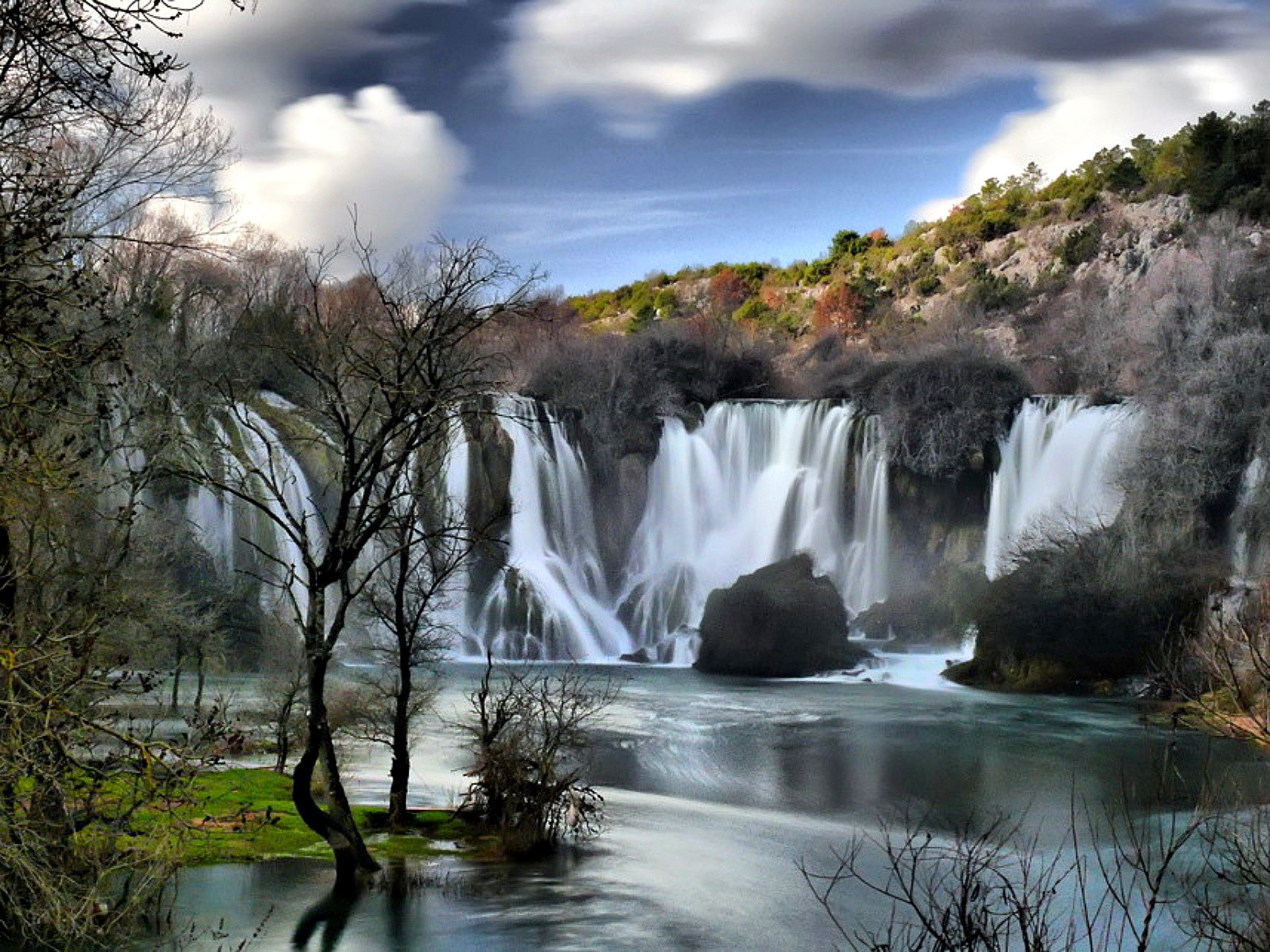 Descarga gratis la imagen Montaña, Cascada, Árbol, Tierra, Tierra/naturaleza en el escritorio de tu PC