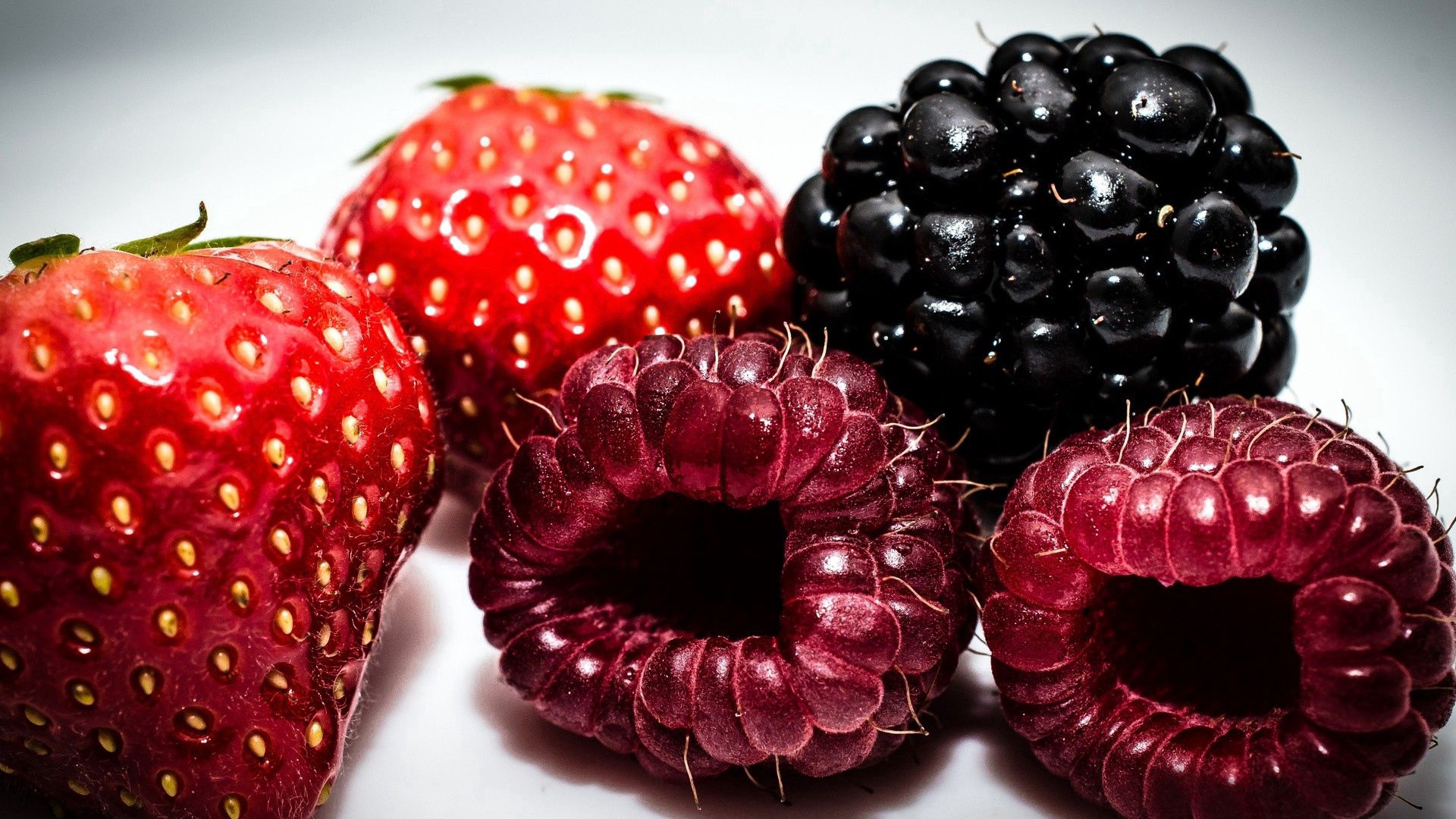 Laden Sie das Erdbeere, Himbeere, Berries, Blackberry, Makro-Bild kostenlos auf Ihren PC-Desktop herunter
