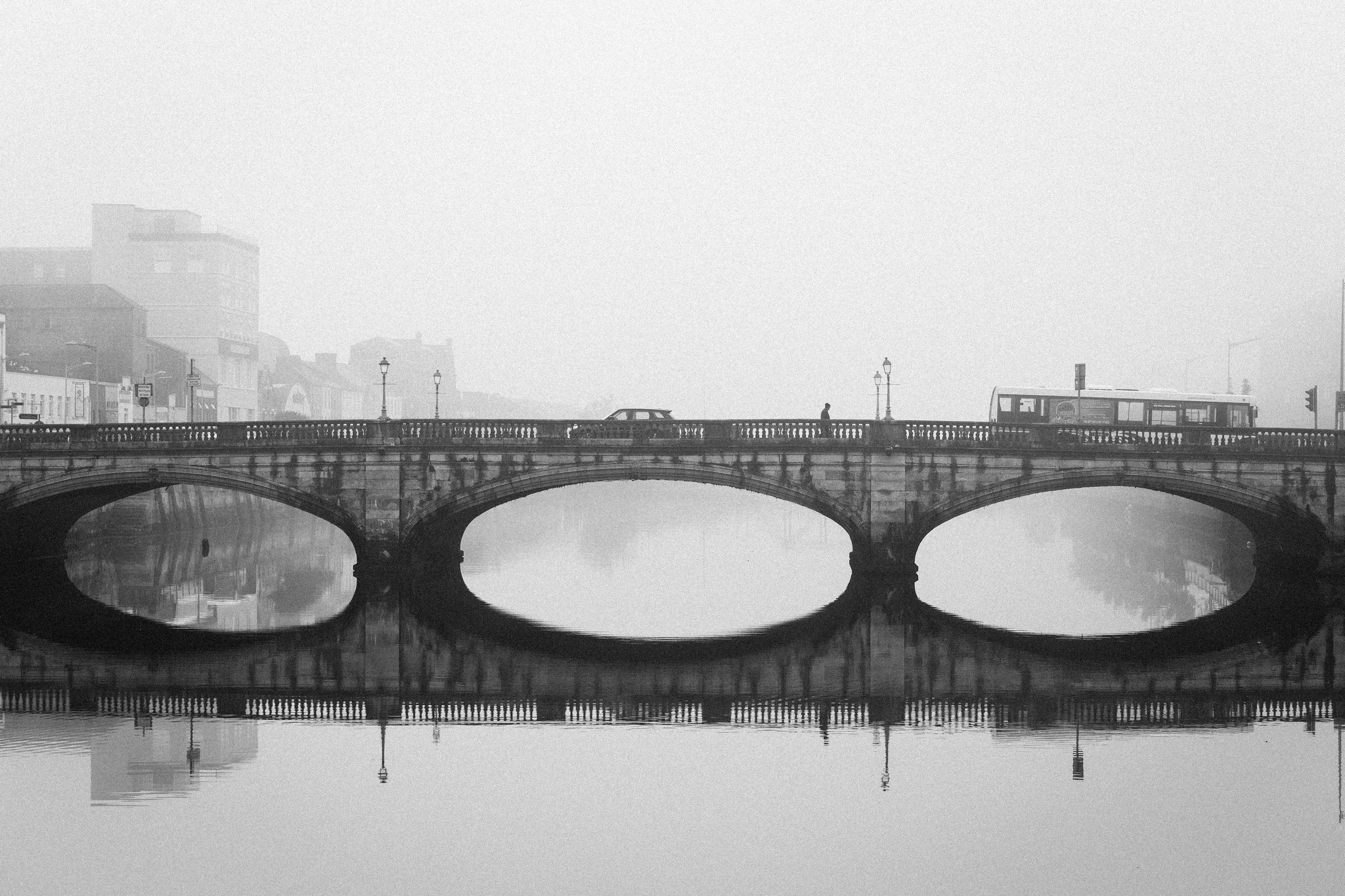 Handy-Wallpaper Fluss, Brücke, Schwarz Weiß, Brücken, Menschengemacht, Spiegelung kostenlos herunterladen.