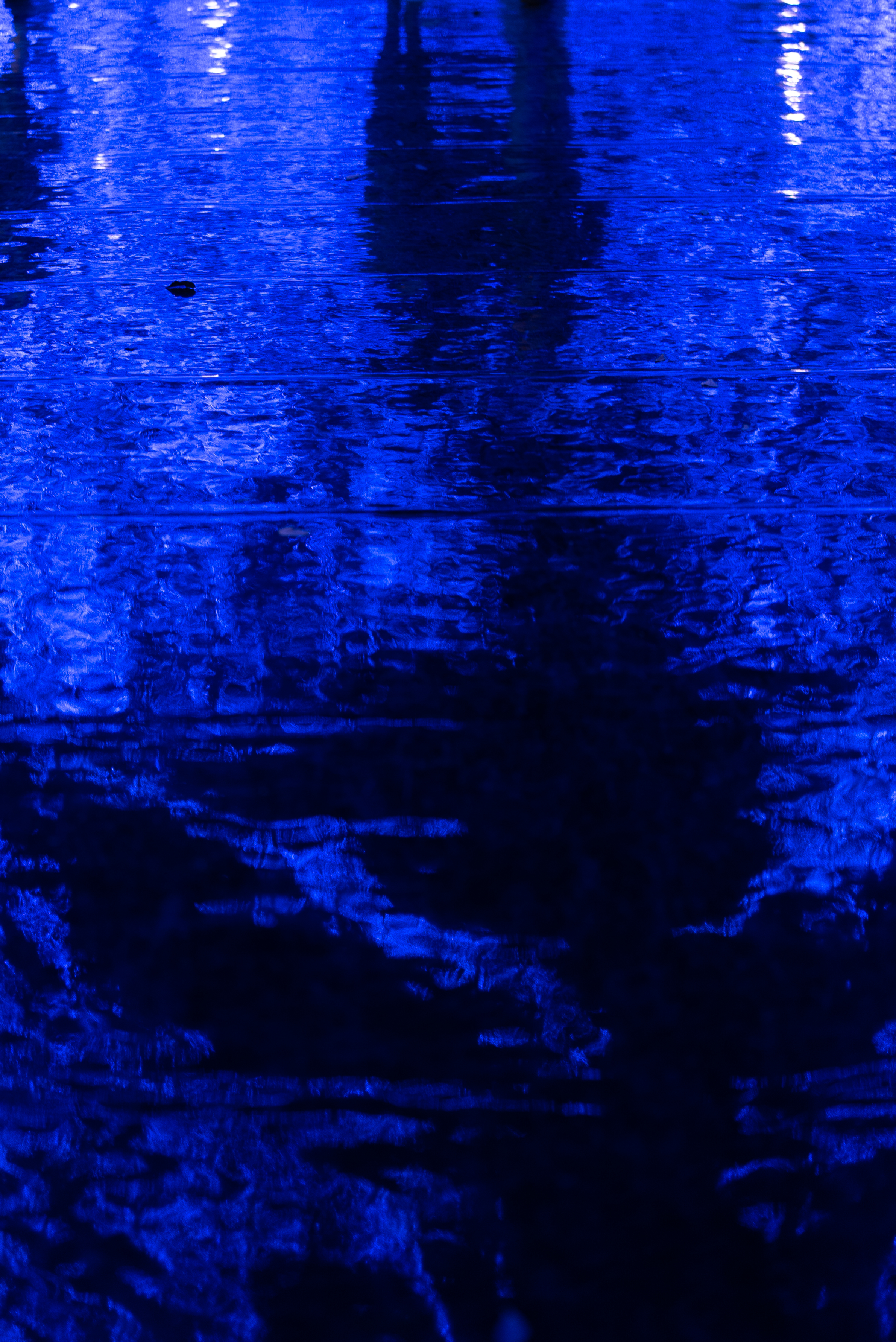 無料モバイル壁紙水, 青い, 表面, 暗い, 波紋, 闇をダウンロードします。