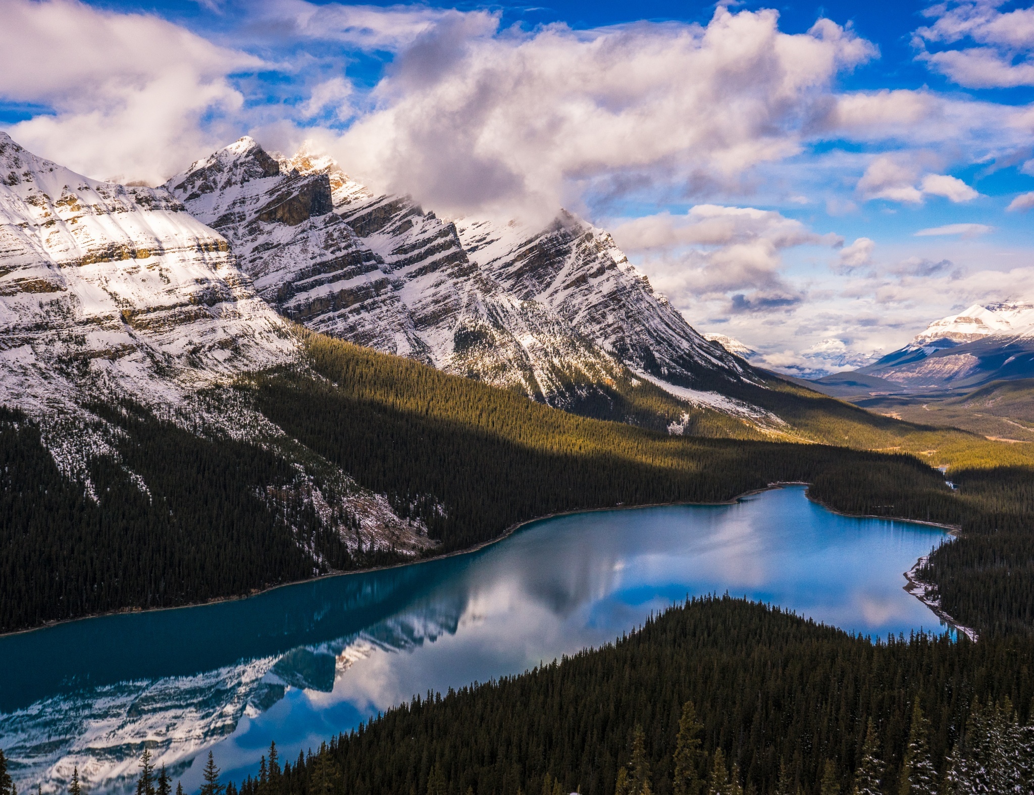 Descarga gratis la imagen Naturaleza, Lagos, Montaña, Lago, Bosque, Panorama, Nube, Tierra/naturaleza, Reflejo en el escritorio de tu PC