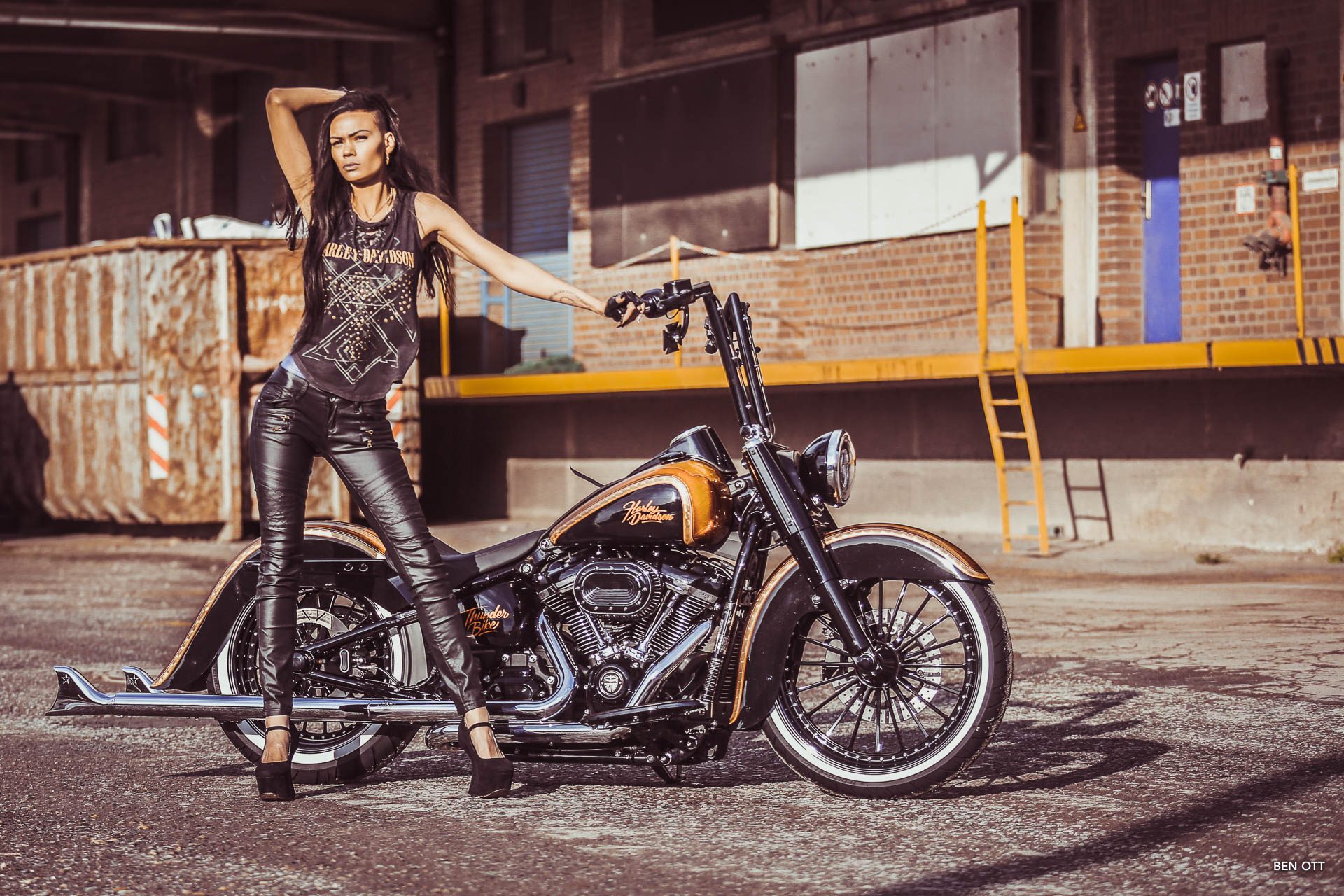 Baixe gratuitamente a imagem Harley Davidson, Mulheres, Garotas & Motos, Motocicleta Personalizada, Alfândega De Thunderbike na área de trabalho do seu PC