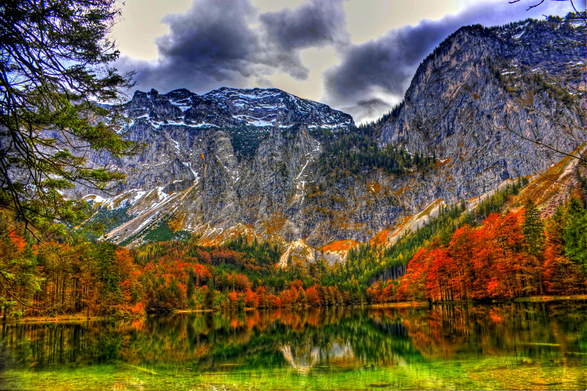 Скачать картинку Пейзаж, Осень, Гора, Озеро, Лес, Дерево, Hdr, Земля/природа в телефон бесплатно.