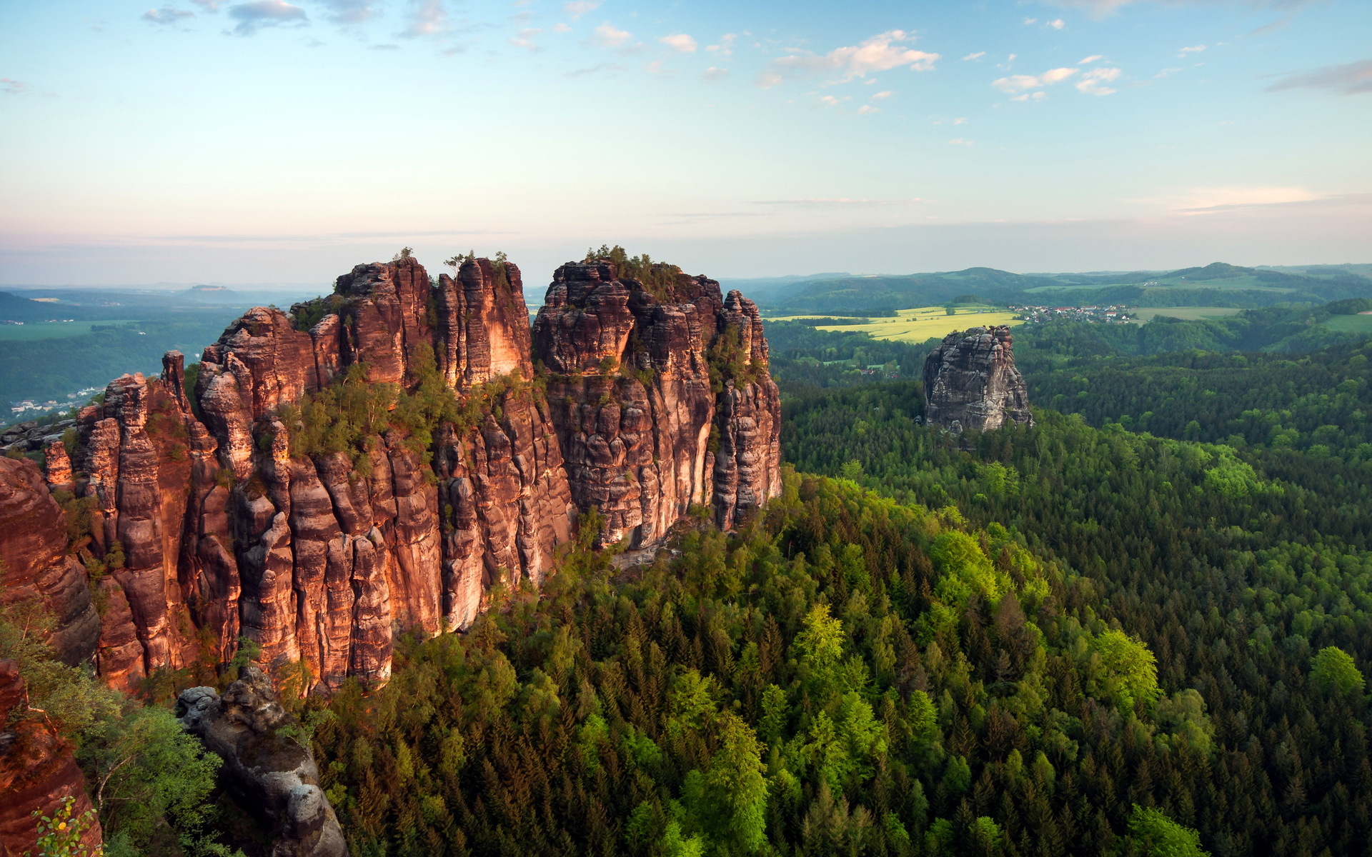 Handy-Wallpaper Berge, Klippe, Wald, Gebirge, Erde/natur, Himmel, Landschaft kostenlos herunterladen.