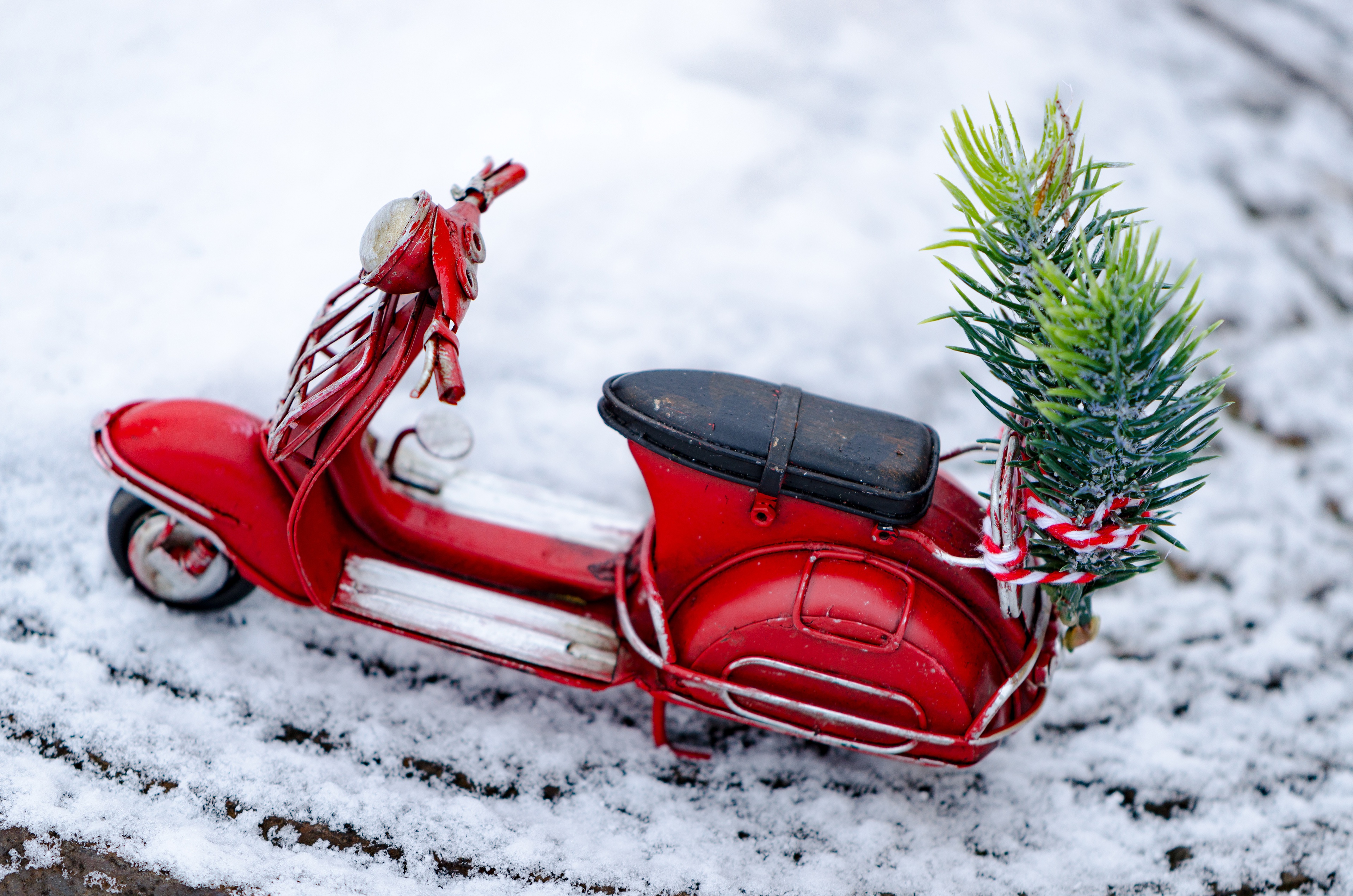 1005850 скачать обои мопед, сделано человеком, игрушка, рождество, мотоцикл, снег - заставки и картинки бесплатно
