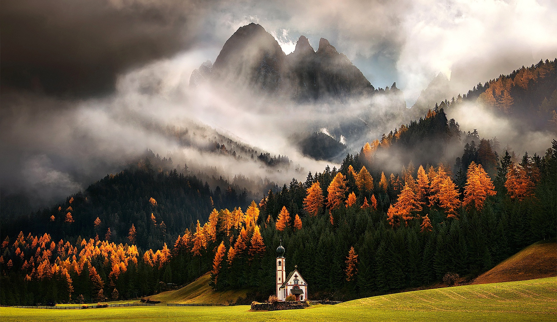 Handy-Wallpaper Natur, Herbst, Gebäude, Gipfel, Wald, Nebel, Gebirge, Kirche, Kirchen, Religiös kostenlos herunterladen.