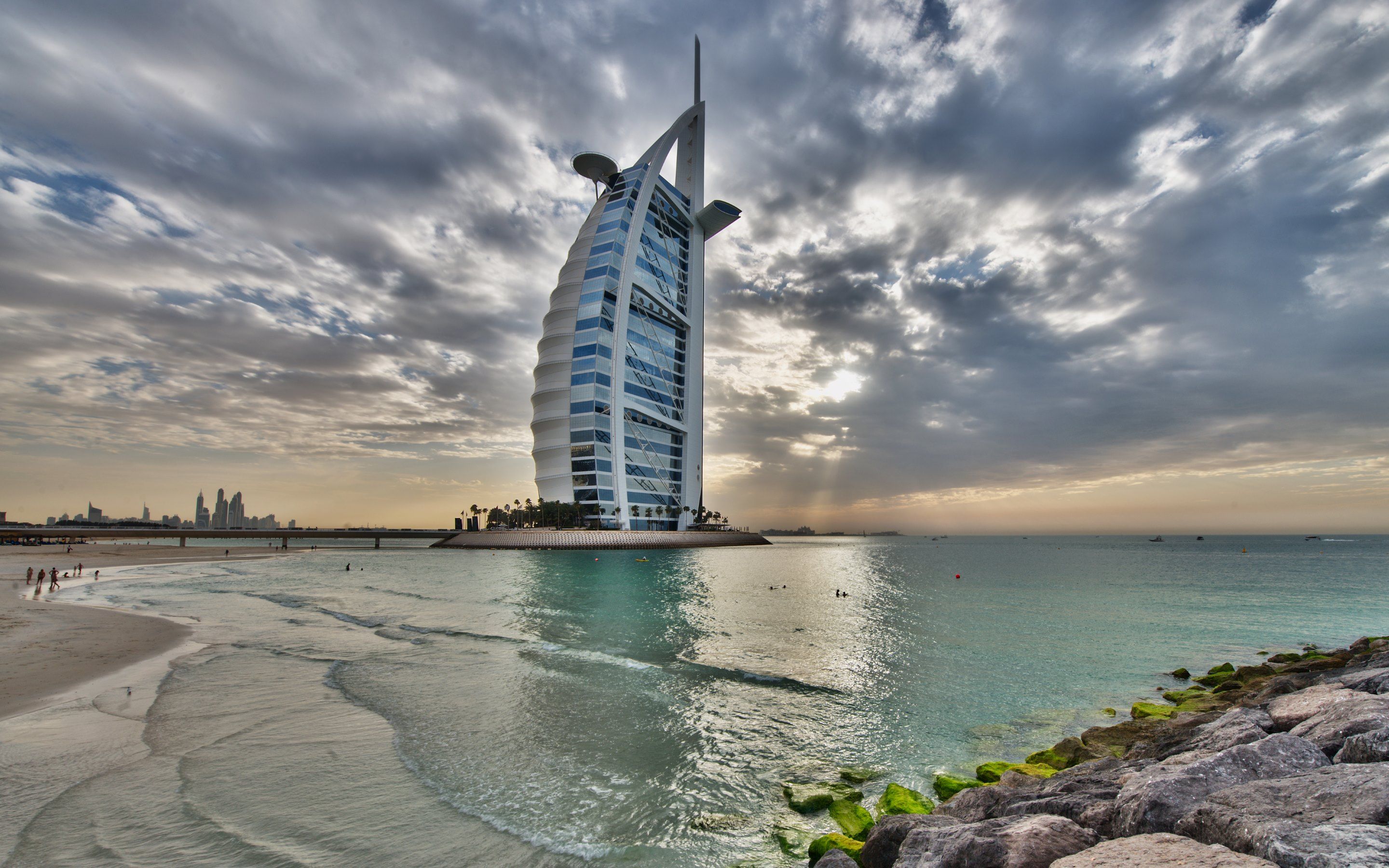 Handy-Wallpaper Strand, Gebäude, Dubai, Vereinigte Arabische Emirate, Burj Al Arab, Meer, Menschengemacht kostenlos herunterladen.