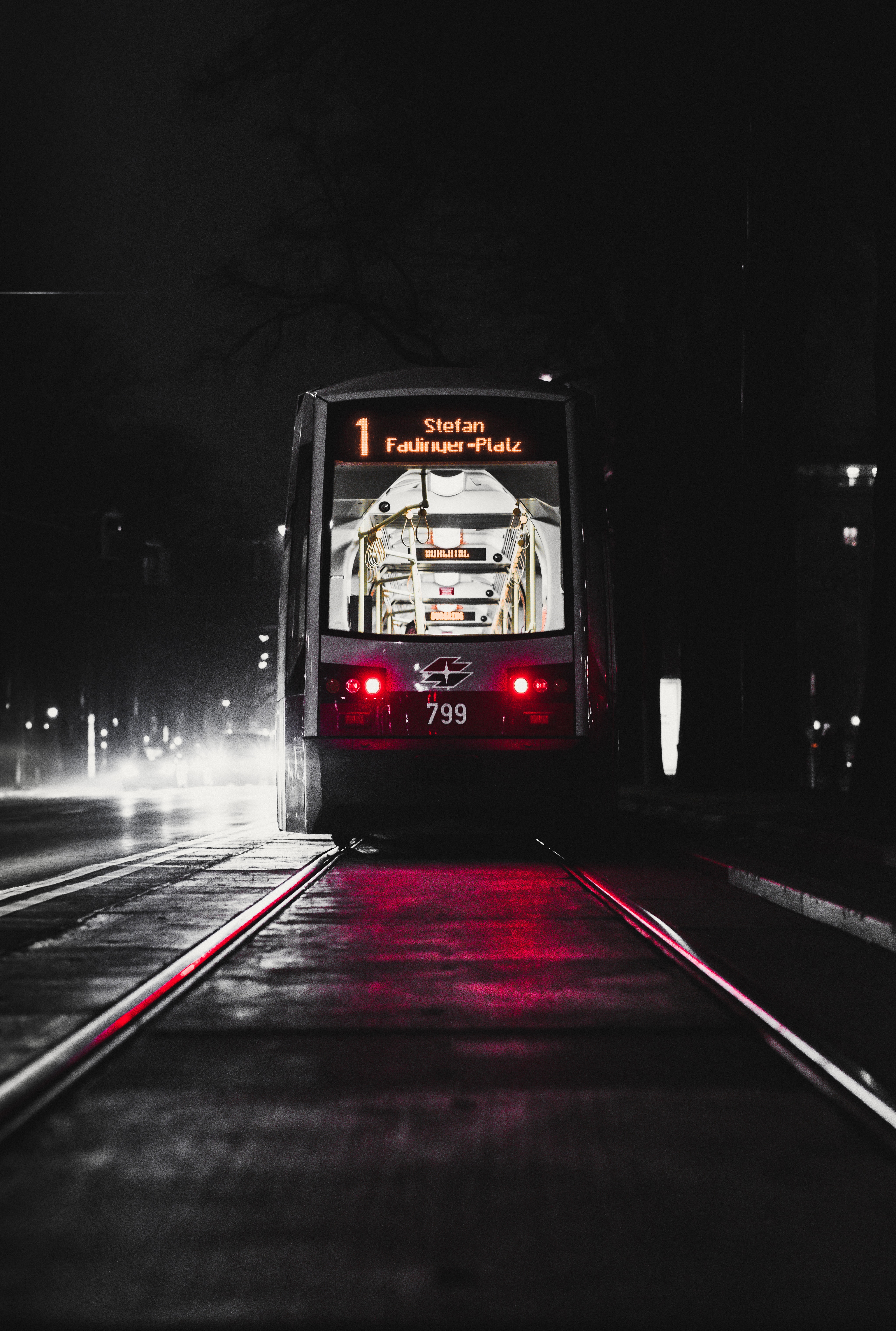 156647 скачать картинку трамвай, города, ночь, город, темный, рельсы - обои и заставки бесплатно