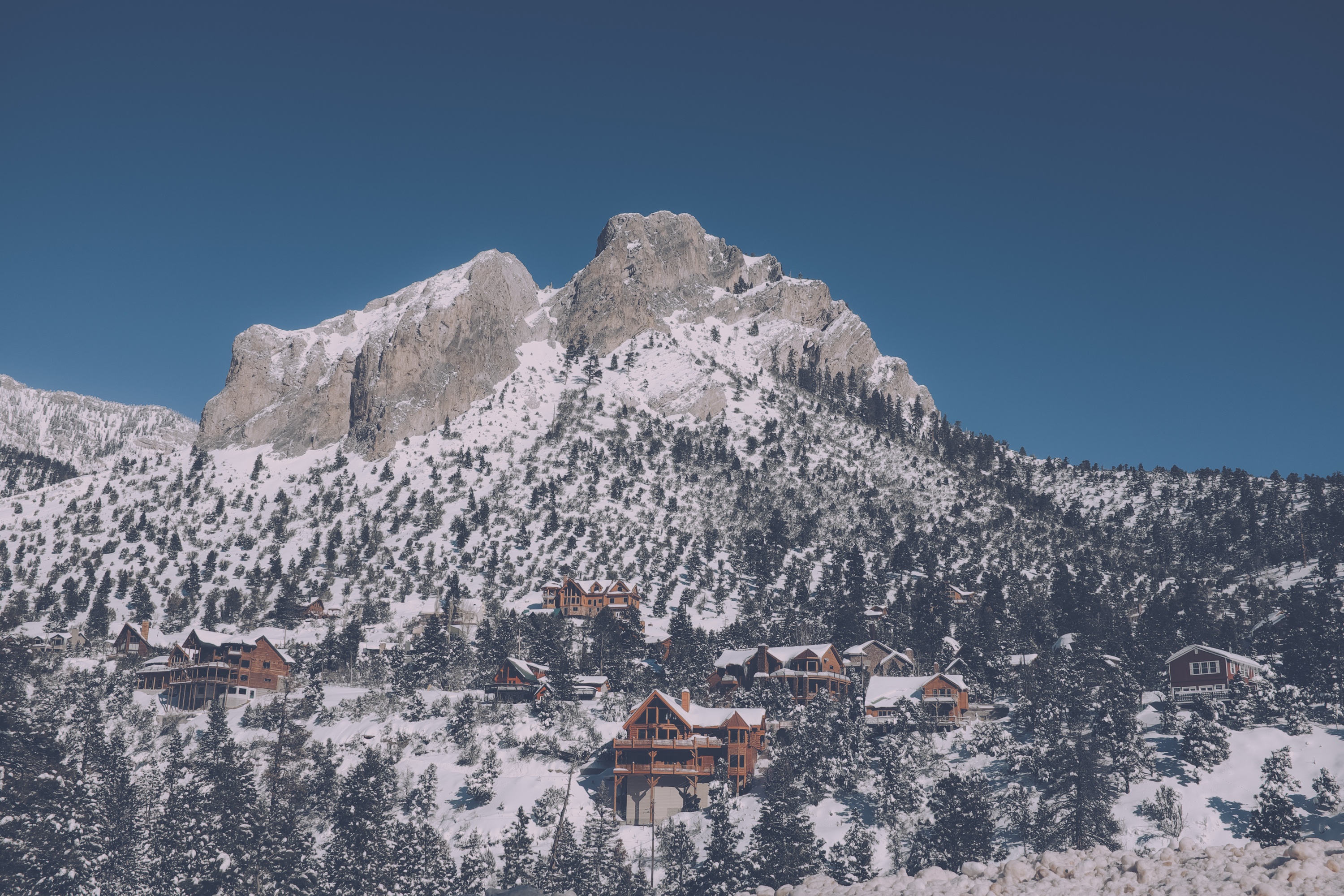 Descarga gratis la imagen Naturaleza, Montañas, Nieve, Relajación, Reposo, Casas, Vértice, Arriba en el escritorio de tu PC