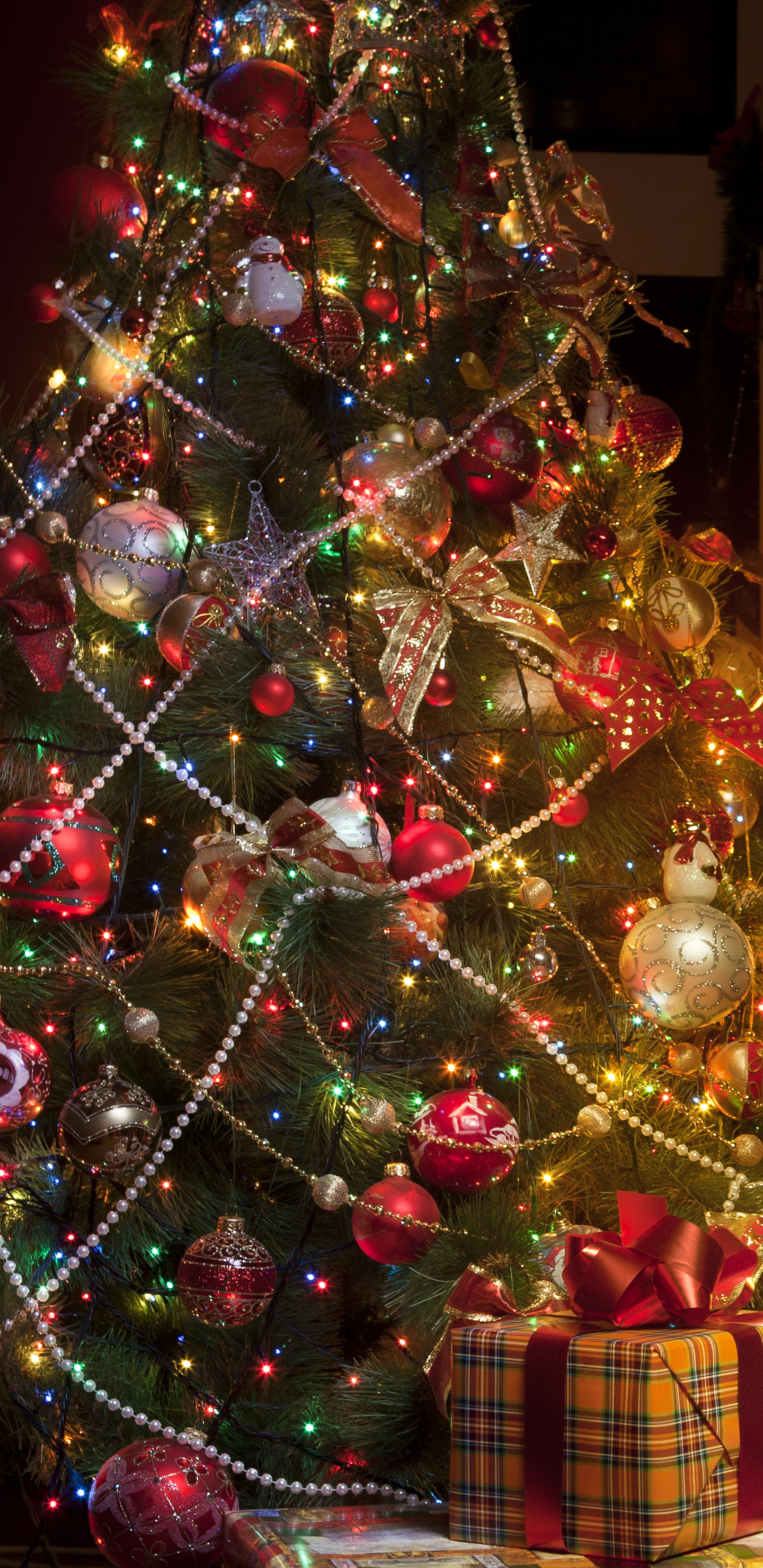 Download mobile wallpaper Christmas, Holiday, Christmas Tree, Christmas Ornaments for free.