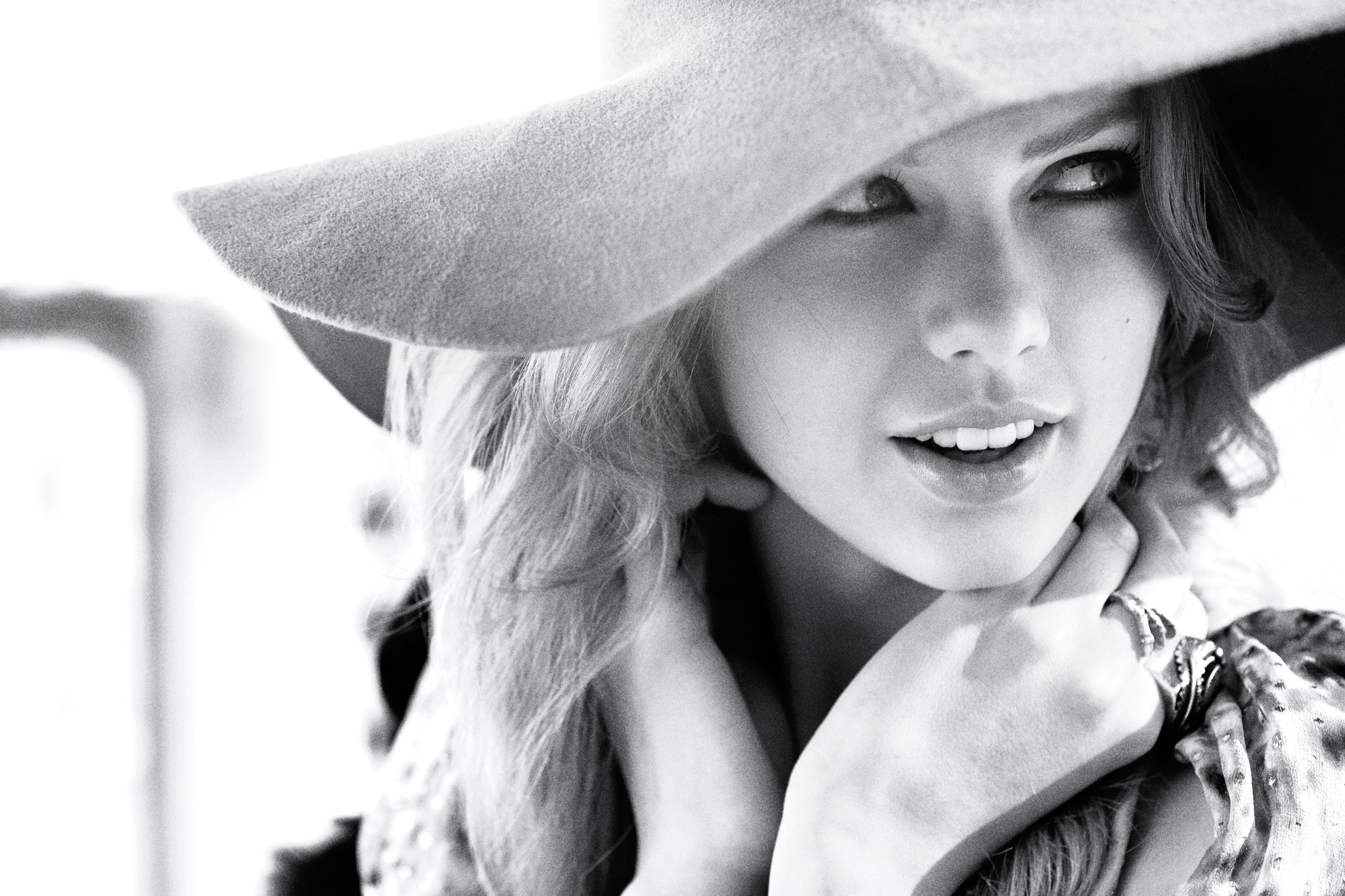 Free download wallpaper Music, Smile, Face, Hat, Black & White, Taylor Swift on your PC desktop