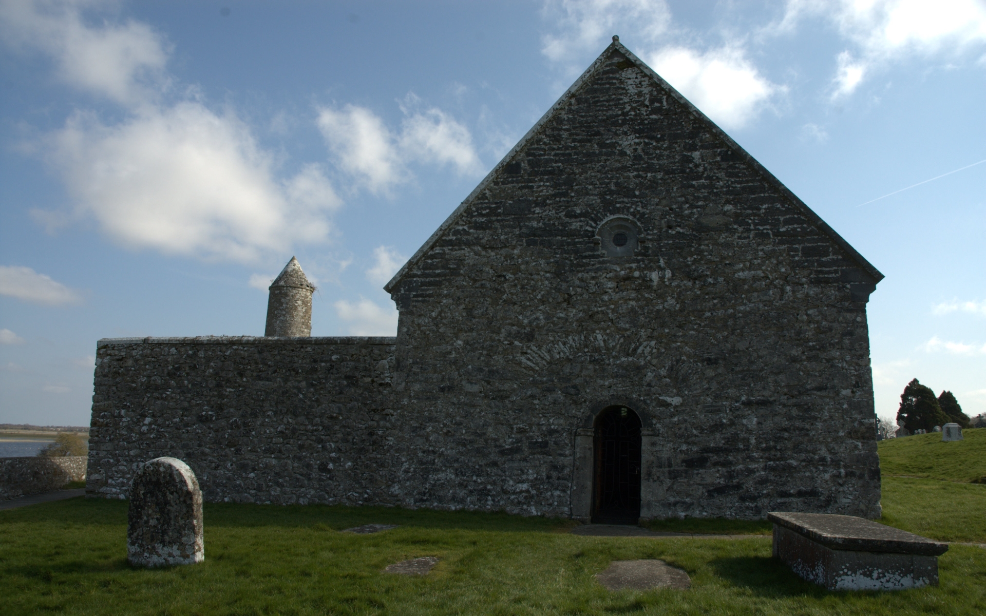 Скачати мобільні шпалери Ірландія, Монастир, Релігійний, Цвинтар, Клонмакнойз, Монастир Клонмакнойз безкоштовно.