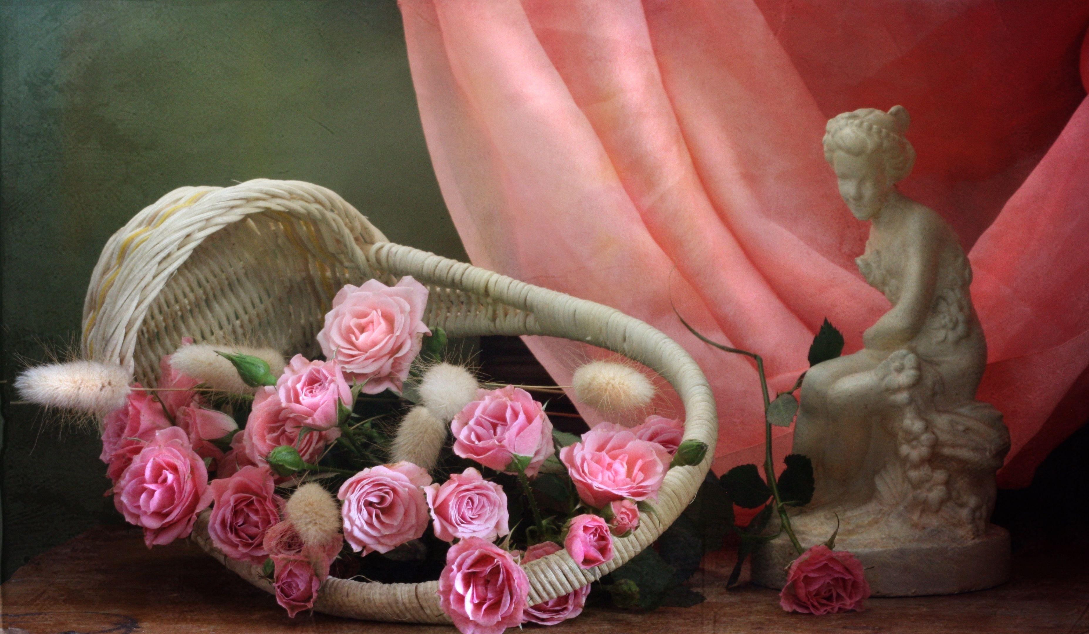 153102 завантажити картинку квіти, рози, тканина, тканини, рожевий, статуетка, кошик, корзина, рожеві - шпалери і заставки безкоштовно