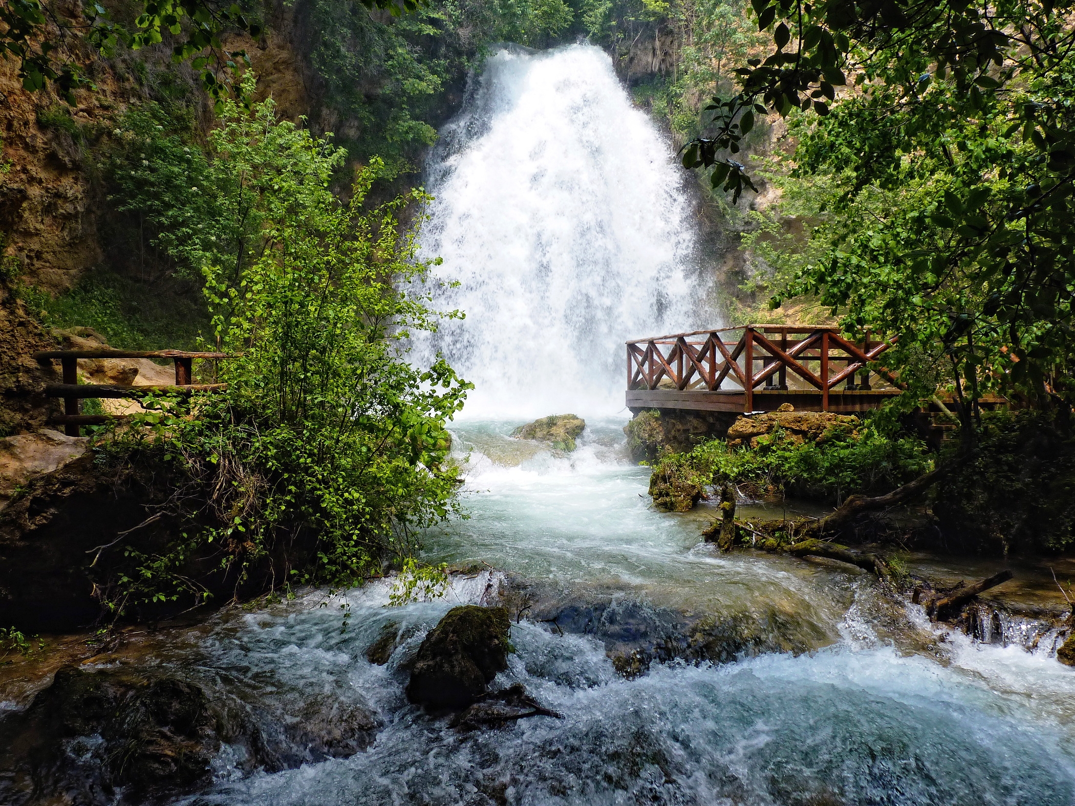 128734 скачать картинку природа, река, водопад, камни, площадка, поток, сербия, ресавица - обои и заставки бесплатно