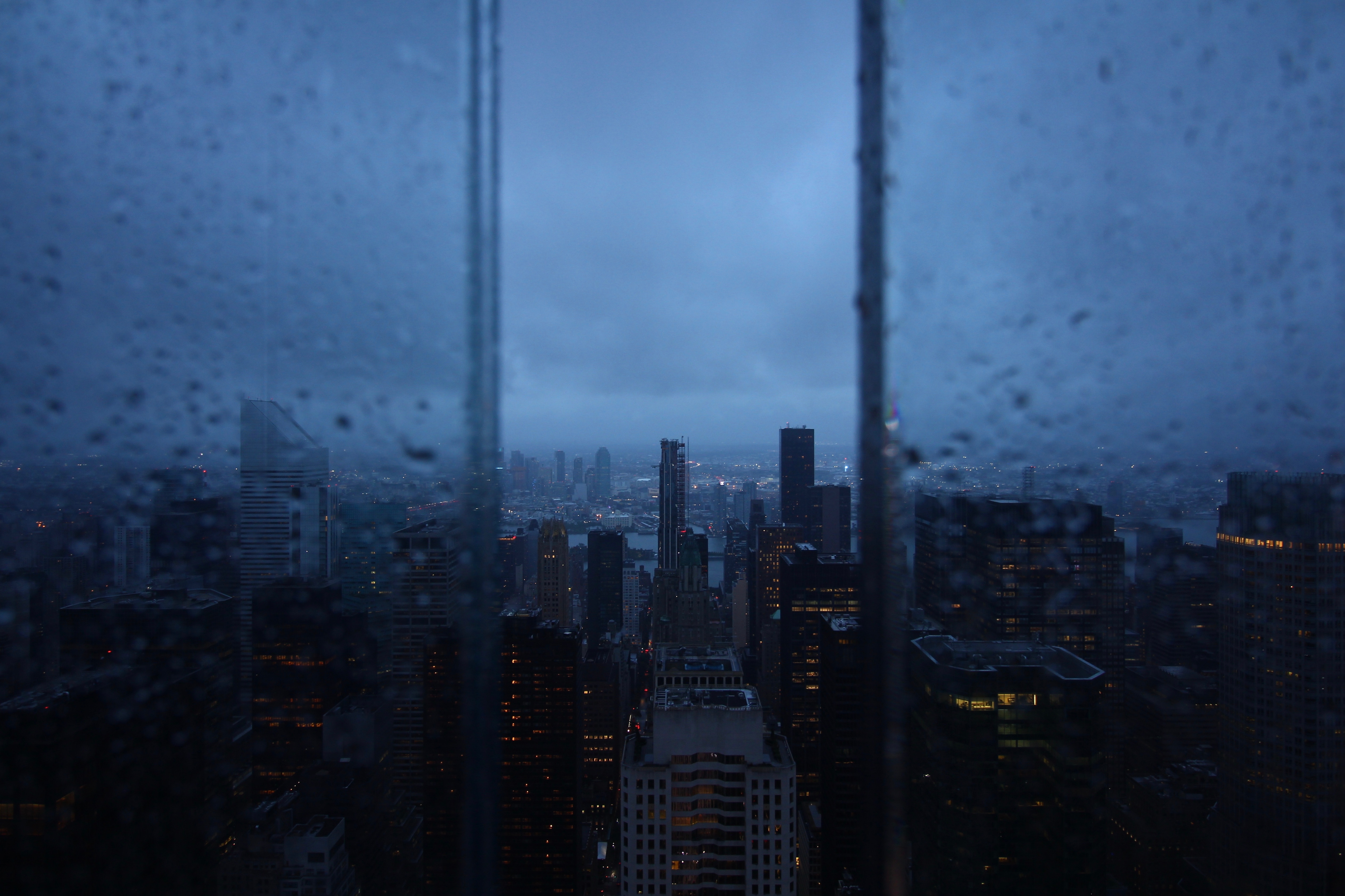 83422 завантажити картинку дощ, міста, вид зверху, нічне місто, хмарочоси, вікно - шпалери і заставки безкоштовно