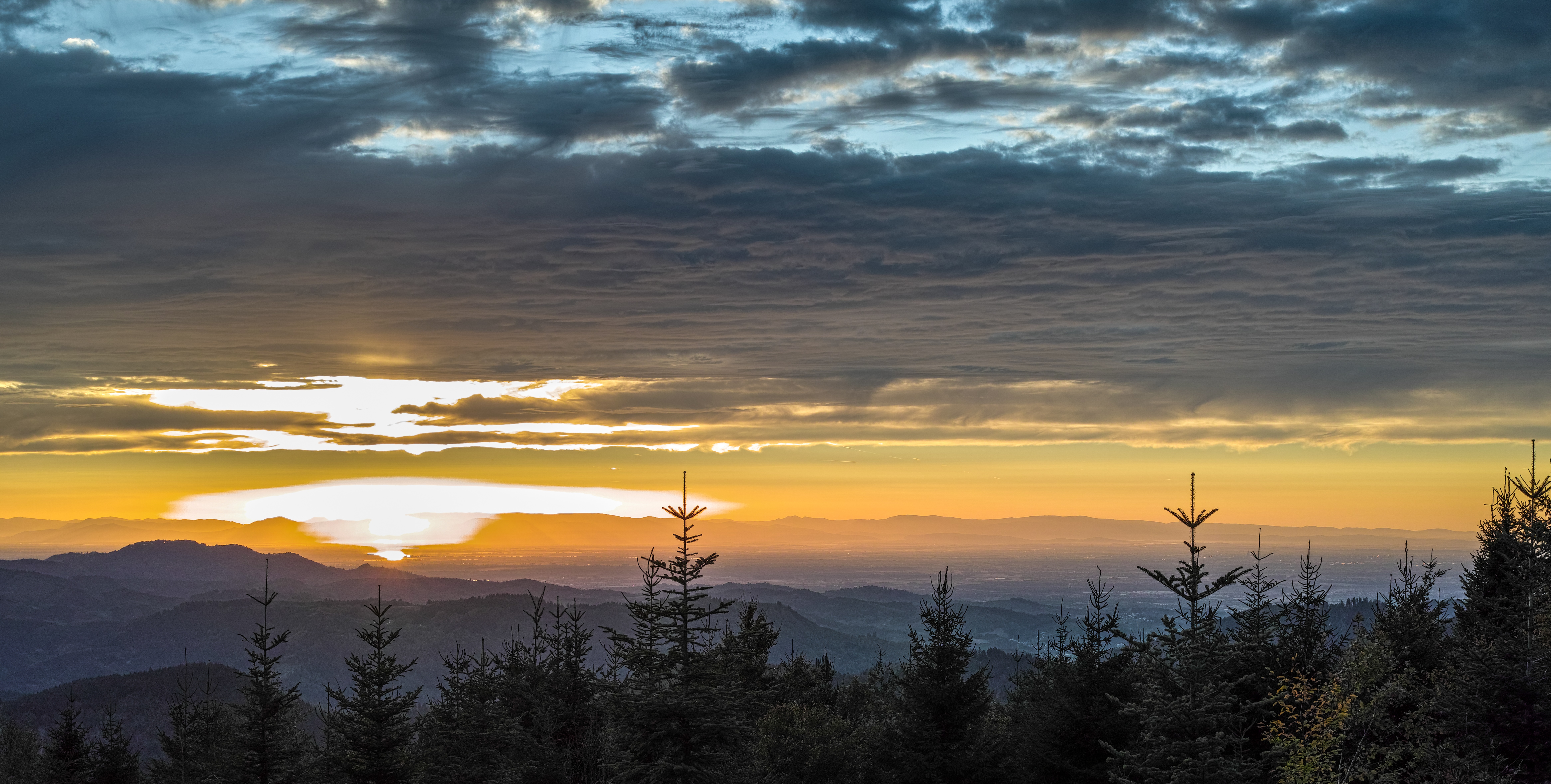 Laden Sie das Sunset, Horizont, Natur, Bäume, Clouds, Sky, Mountains-Bild kostenlos auf Ihren PC-Desktop herunter