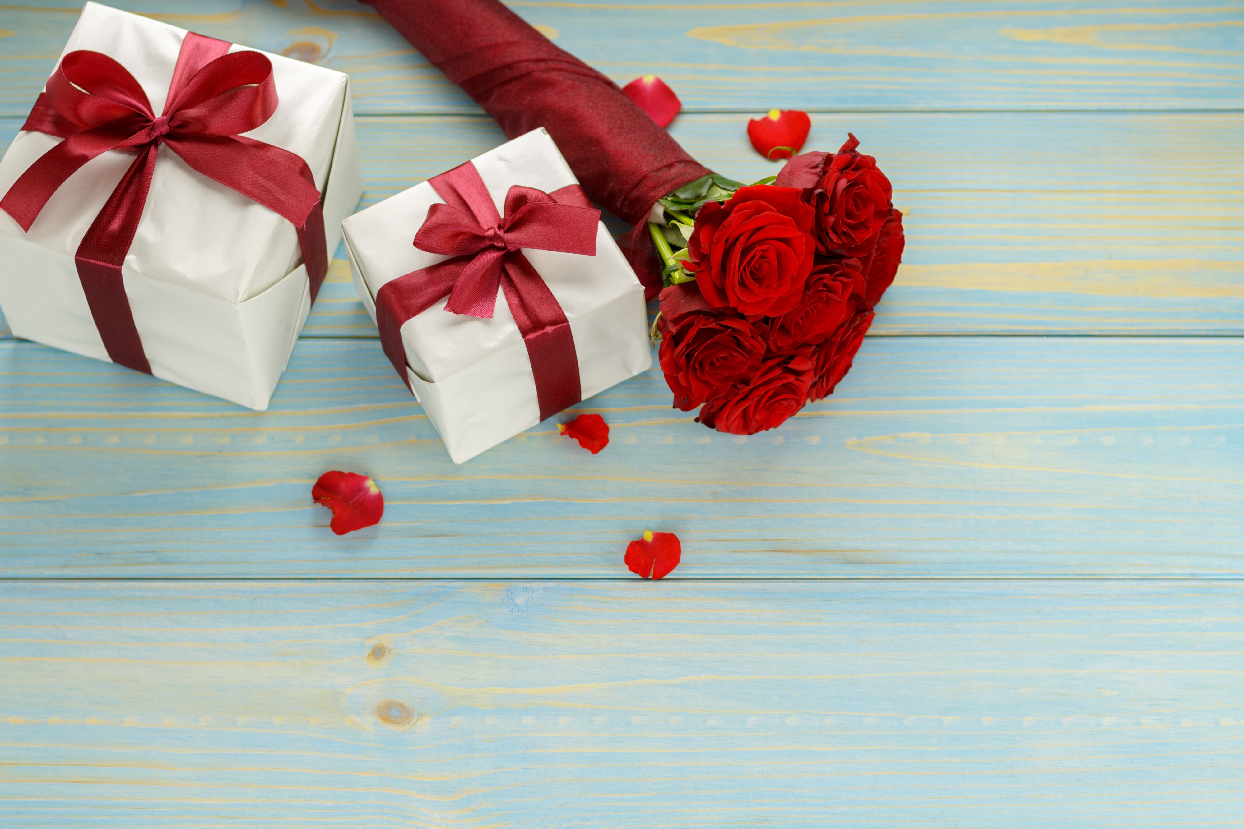 Скачать обои бесплатно Цветок, Роза, Подарки, Красная Роза, День Святого Валентина, Праздничные, Красный Цветок картинка на рабочий стол ПК