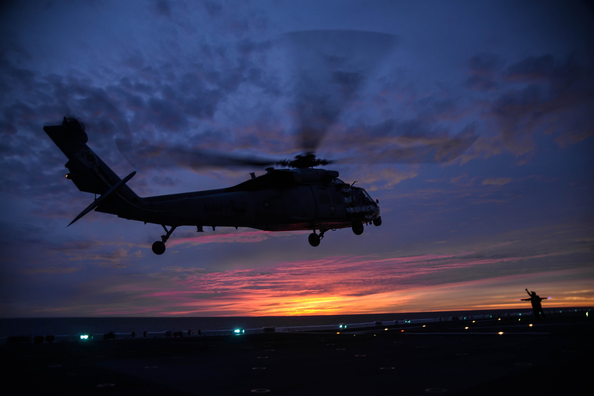 Скачати мобільні шпалери Небо, Силует, Вертоліт, Військовий, Схід Сонця, Sikorsky Mh 60 Jayhawk, Військові Вертольоти безкоштовно.