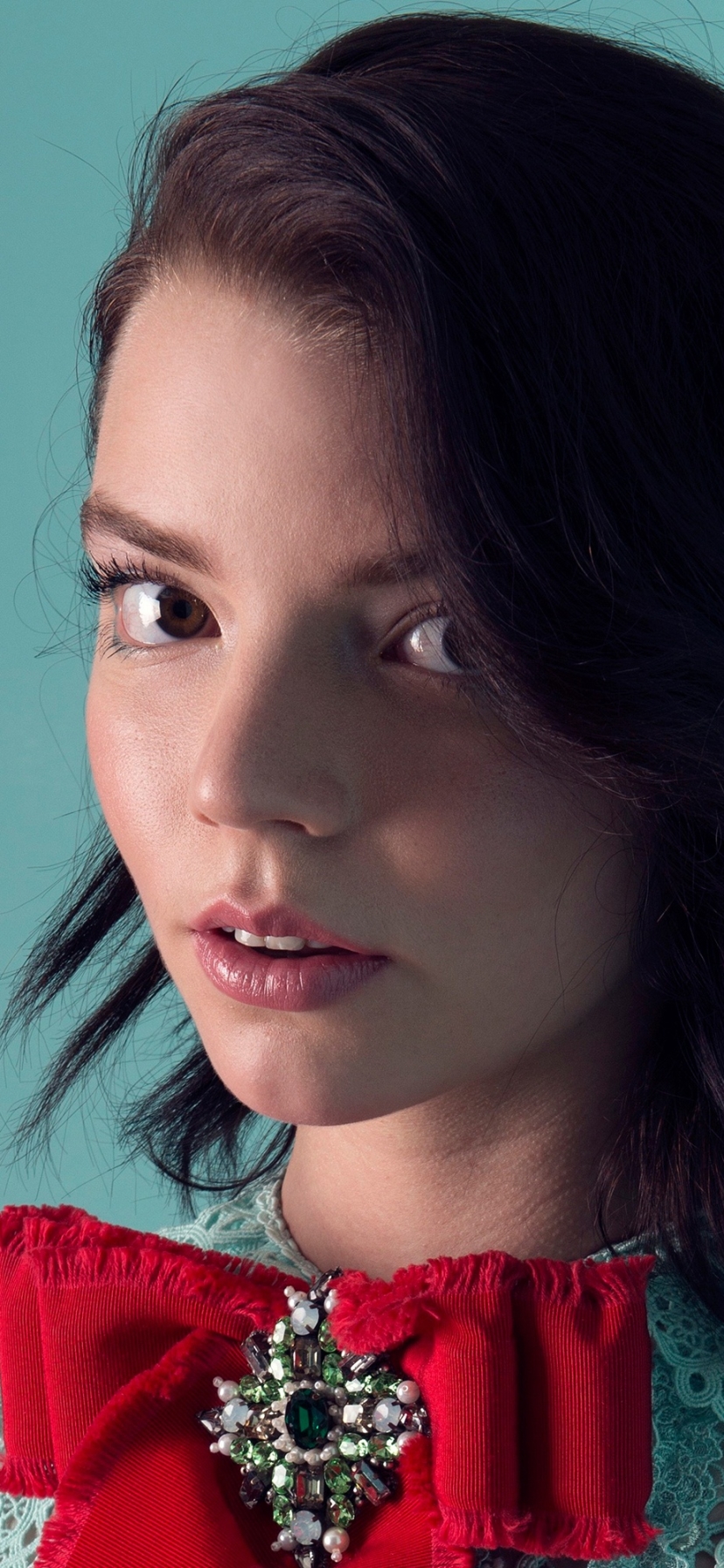 Handy-Wallpaper Gesicht, Brünette, Modell, Amerikanisch, Braune Augen, Berühmtheiten, Darstellerin, Anya Taylor Joy kostenlos herunterladen.