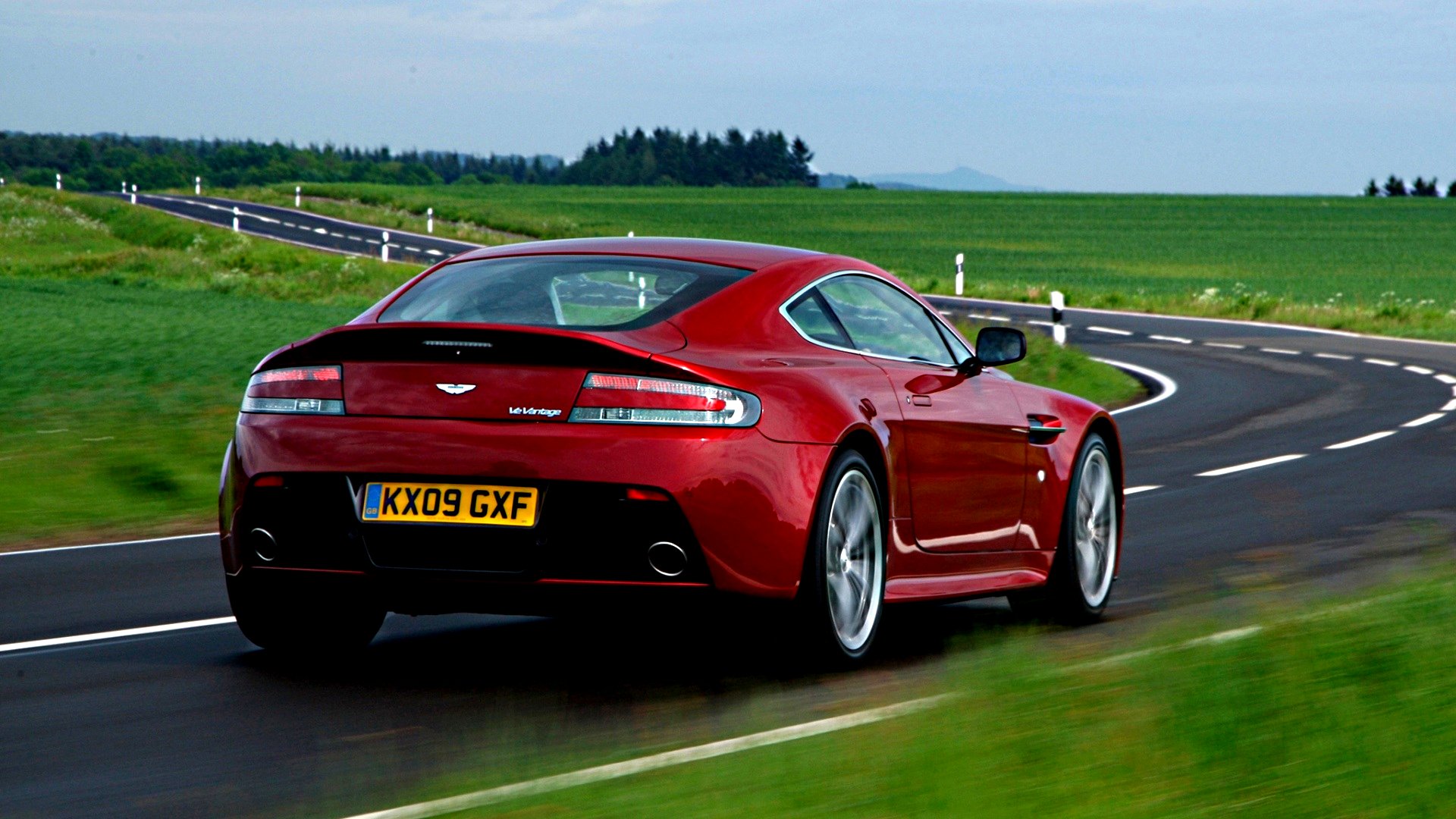 Descarga gratis la imagen Aston Martin, Vehículos, Aston Martin V12 Vantage en el escritorio de tu PC