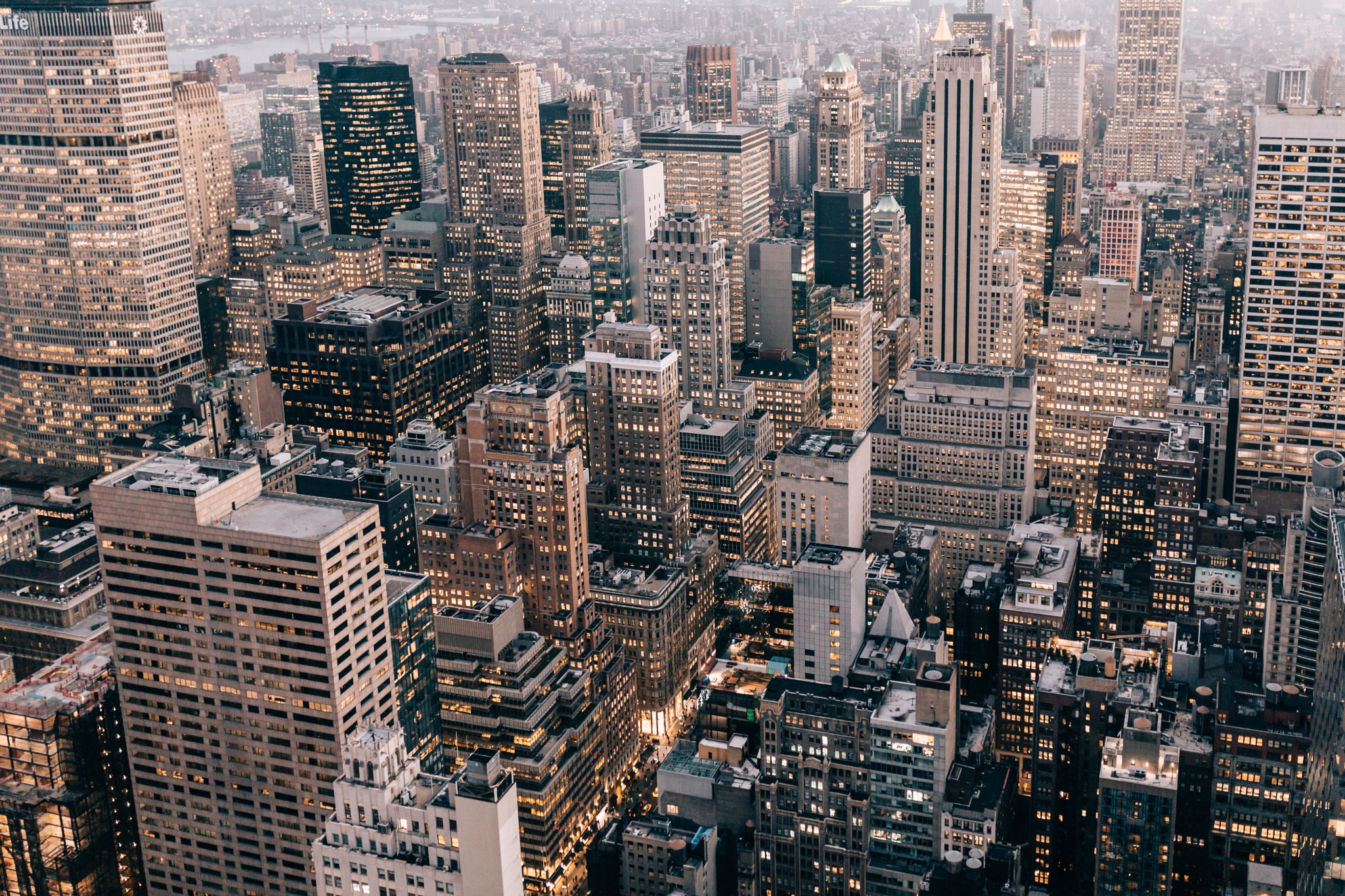Handy-Wallpaper Städte, Wolkenkratzer, Gebäude, New York, Vereinigte Staaten Von Amerika, Menschengemacht, Großstadt, Luftbildfotografie kostenlos herunterladen.