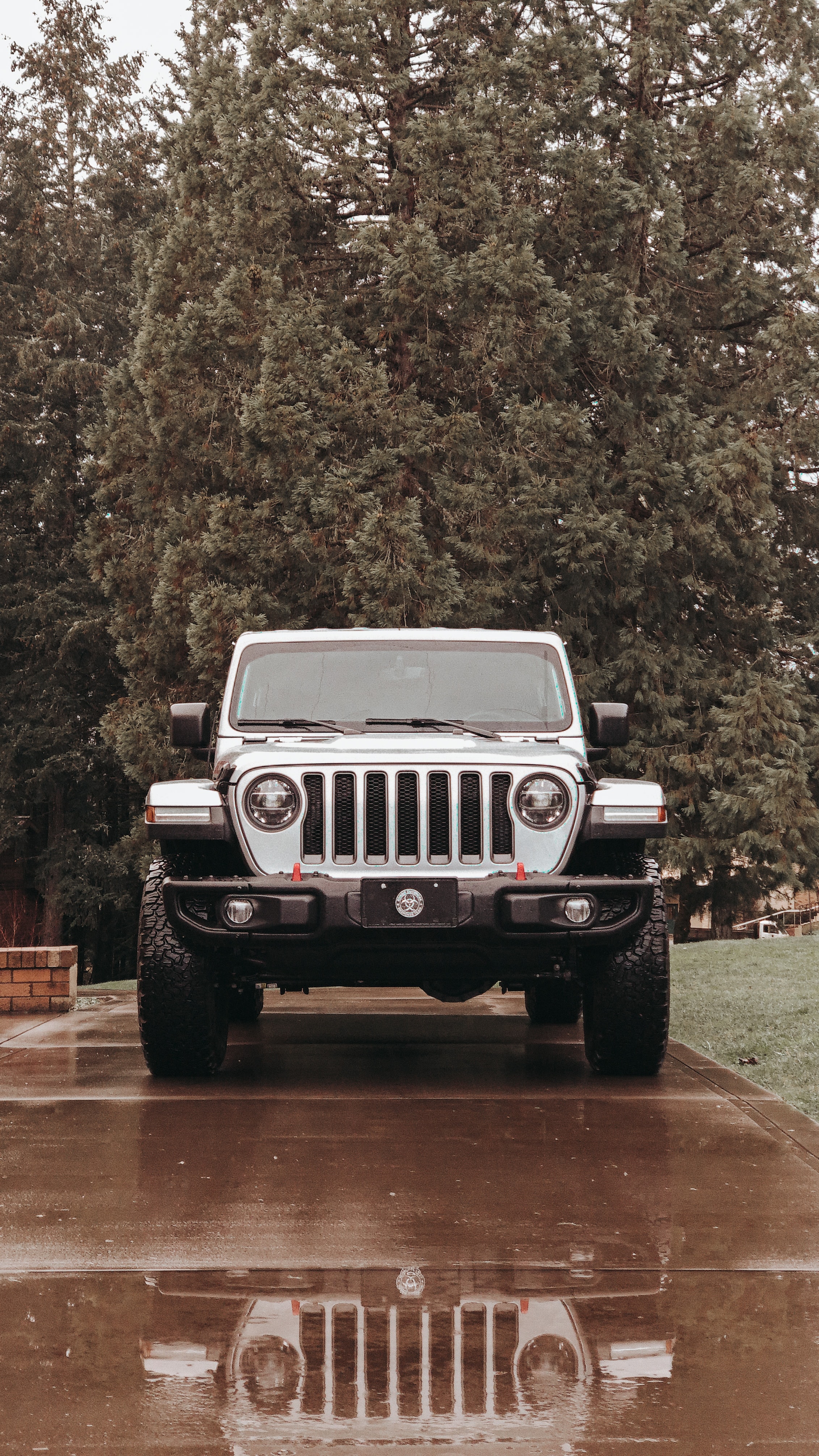 70620 скачать картинку jeep wrangler, тачки (cars), автомобиль, внедорожник, вид спереди, серый, jeep - обои и заставки бесплатно