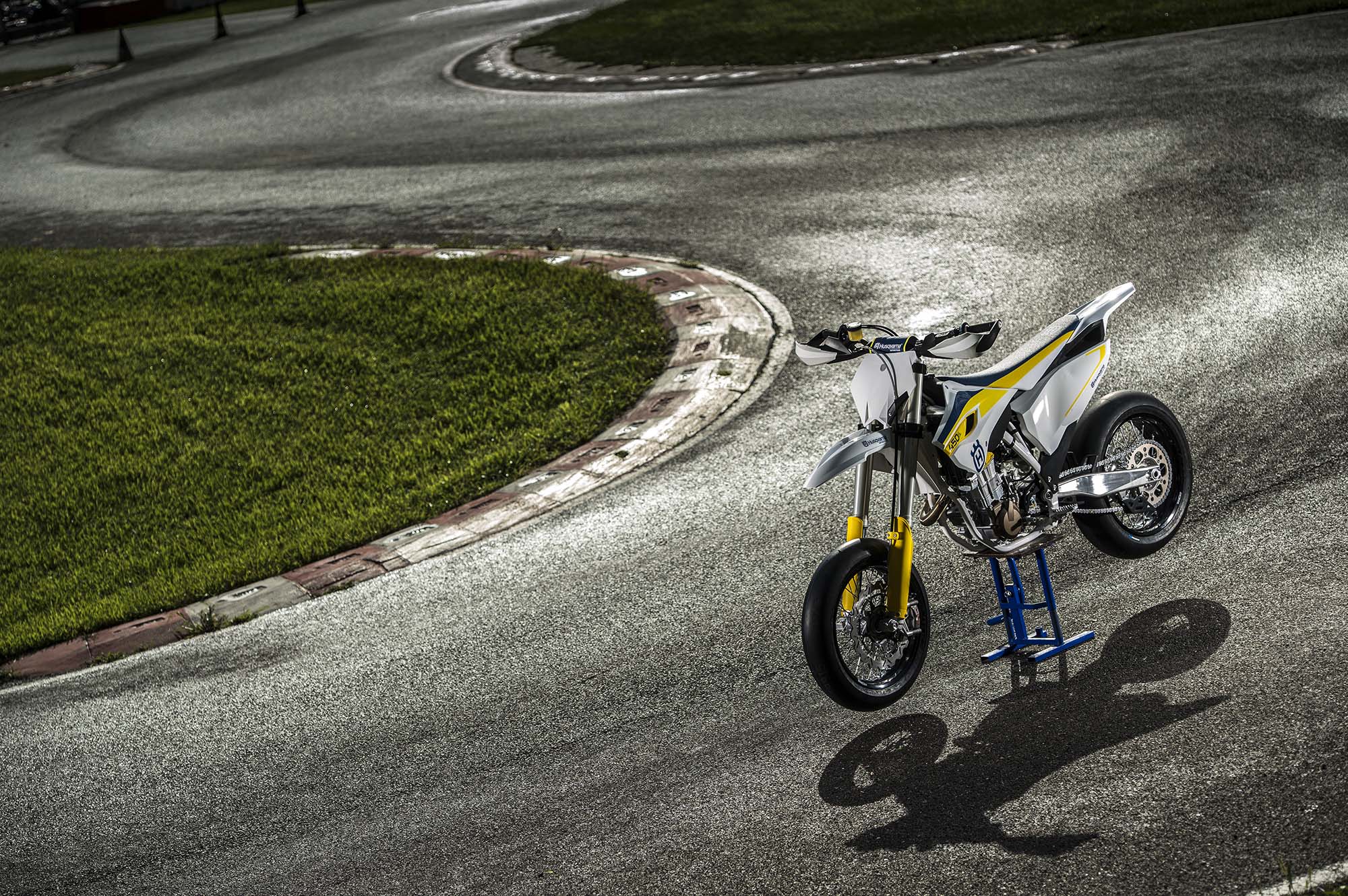 Завантажити шпалери Husqvarna Fs на телефон безкоштовно