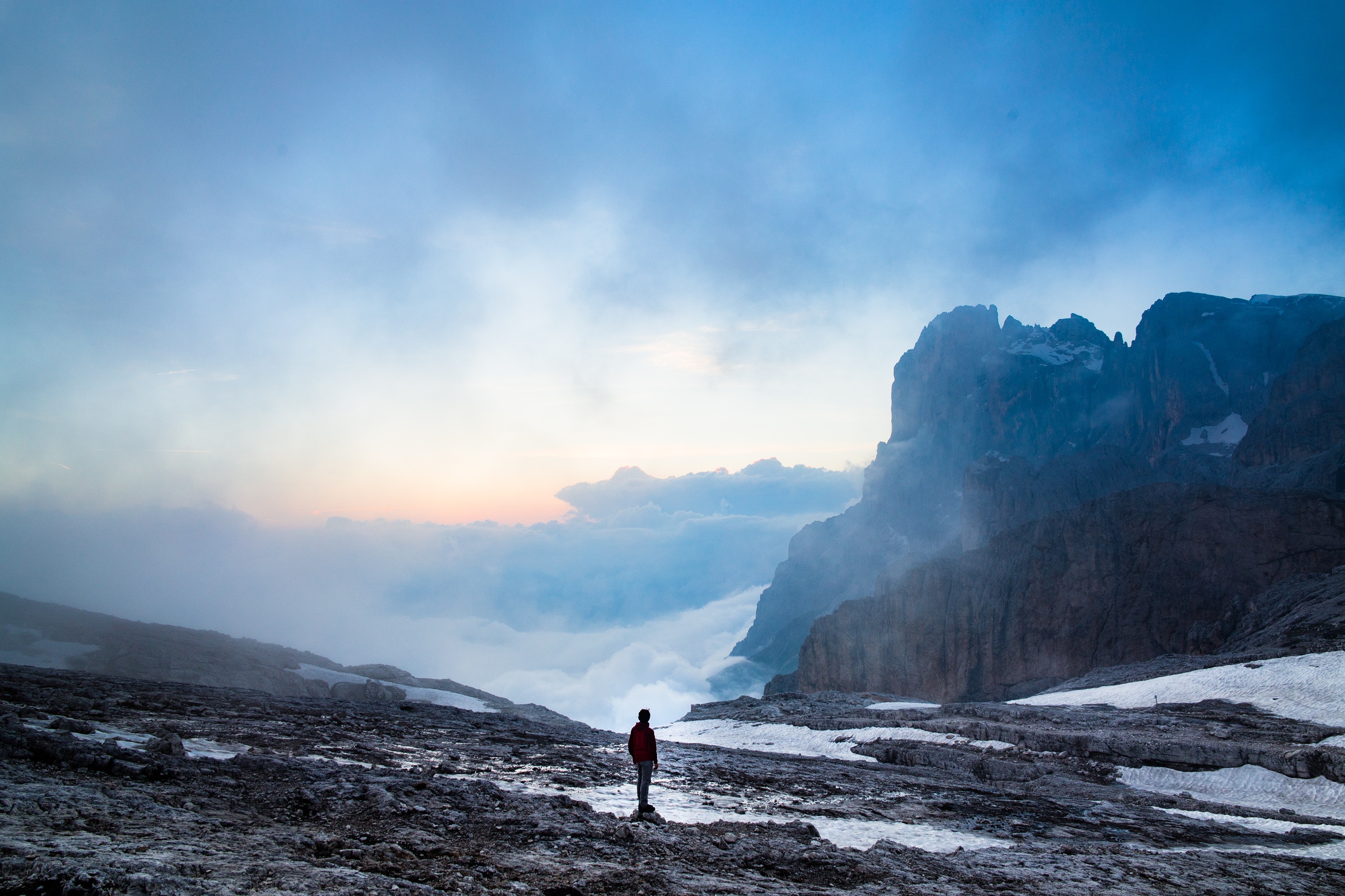 Скачать картинку Доломитовые Альпы, Туман, Горы, Природа, Италия, Одиночество в телефон бесплатно.