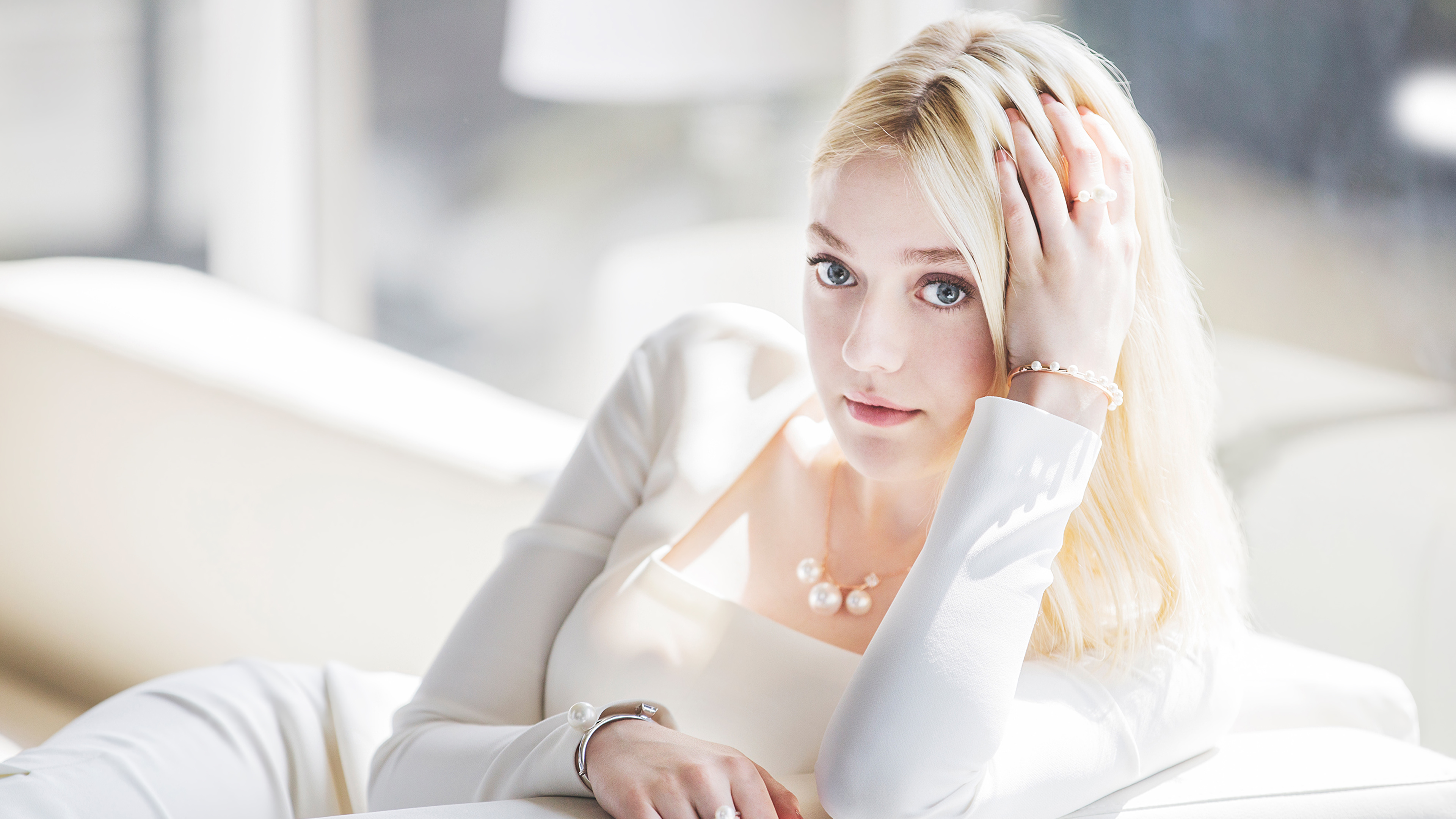 Download mobile wallpaper Blonde, American, Celebrity, Actress, Dakota Fanning for free.